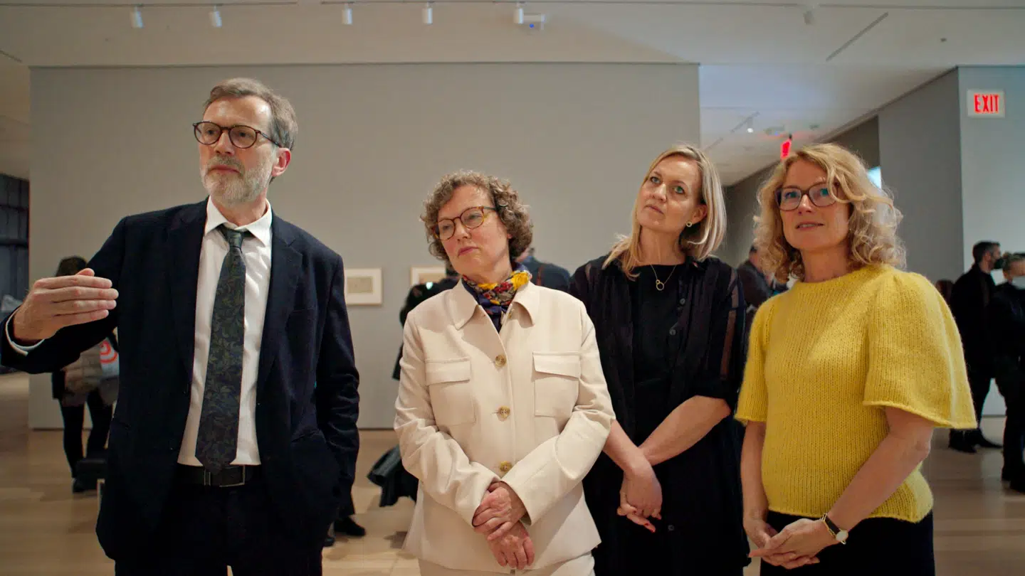 Direktøren og damerne tager til New York for at se premieren på den udstilling, de har lavet sammen med MoMA. Kioskbaskeren bliver museets redning.