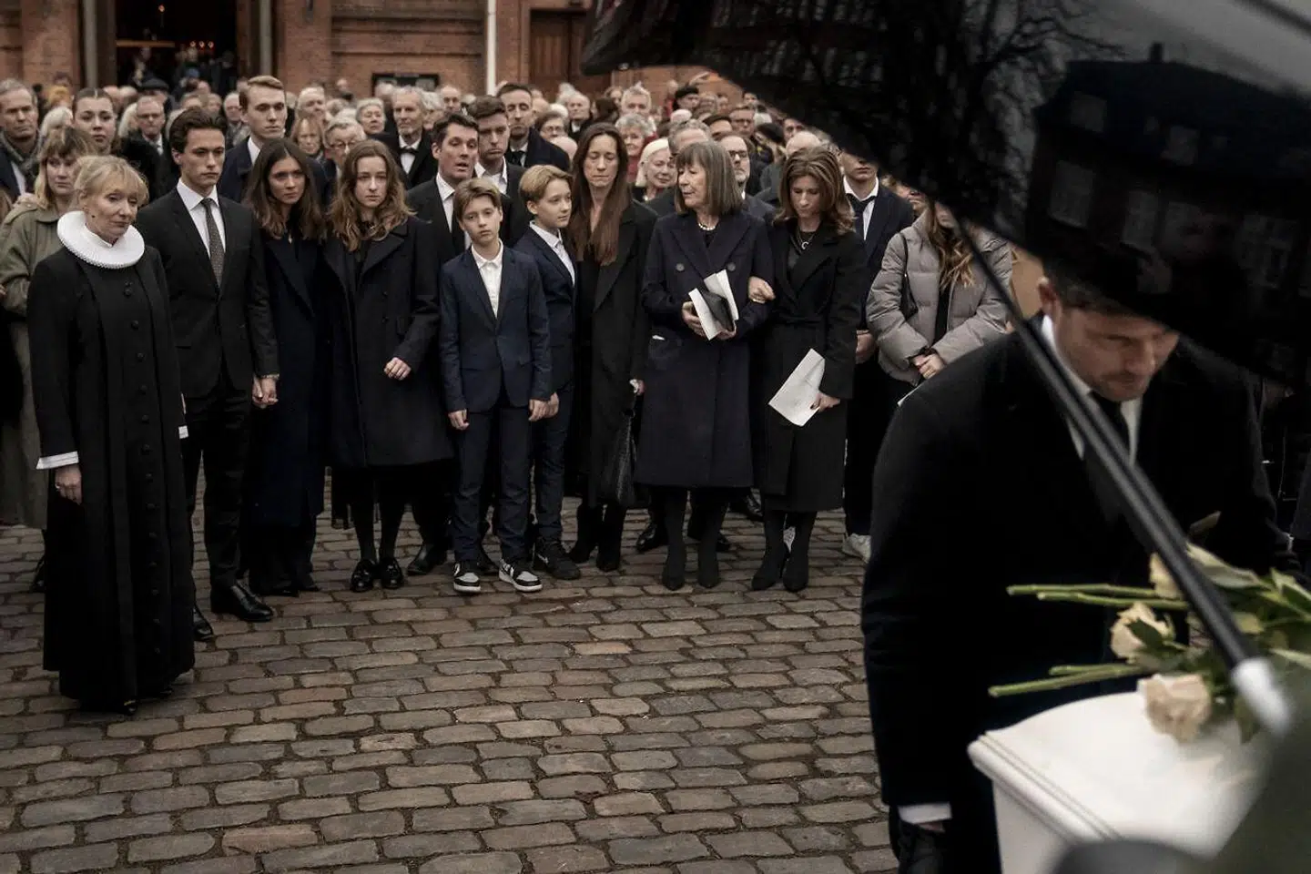 »De kendte blev interviewet uden for kirken. Og DR har opfundet en ny afskedshilsen: »Rigtig god bisættelse«, sådan ligesom »ha' en god dag«,« skriver Hans Hauge om DRs dækning af Lise Nørgaards bisættelse.