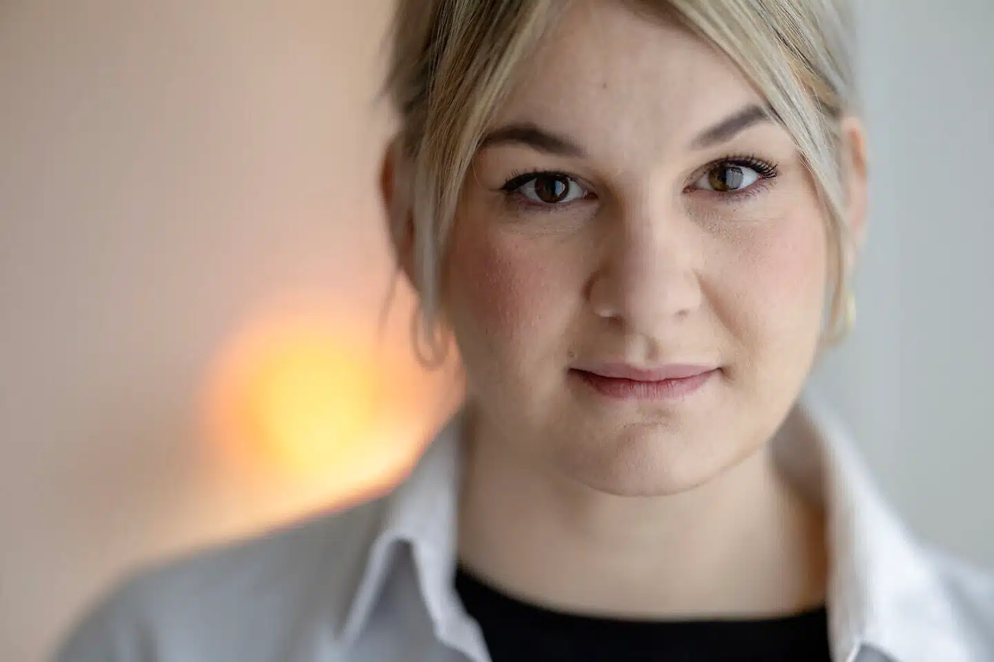 »Kendsgerningerne gjorde dybt indtryk på mig,« skriver Anna Munch Heydorn, der har undersøgt anbringelsessager i Langeland Kommune. »Jeg fik tilknyttet en krisepsykolog, men jeg kunne ikke stoppe afdækningen. Der måtte findes et svar på, hvordan det her kunne ske, uden at myndighederne greb ind.«