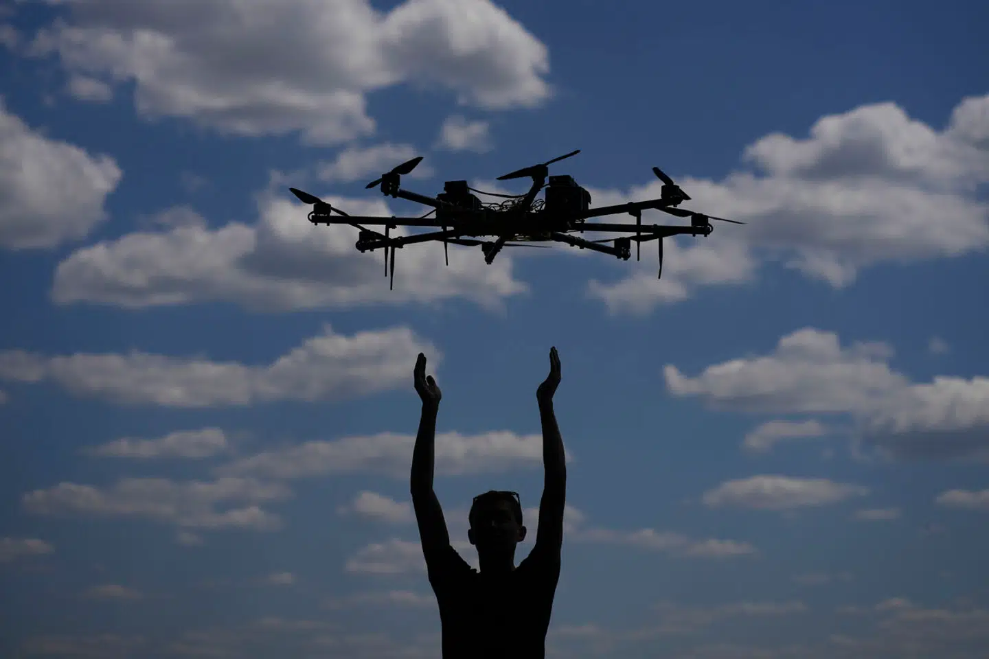 »Som det er nu, skal man søge om tilladelse til den slags flyvninger. Det kan ofte være en langvarig proces, men vigtigere endnu kræver det, at man helt lukker det pågældende luftrum for eksempelvis helikopter- og flytrafik. Det er selvsagt ikke nogen holdbar løsning,« skriver Mikkel Sørensen, Per Jensen, Fredrik Folke m.fl, som efterlyser politisk handling. På billedet ses en soldat flyve en militær drone over Kyiv, Ukraine.