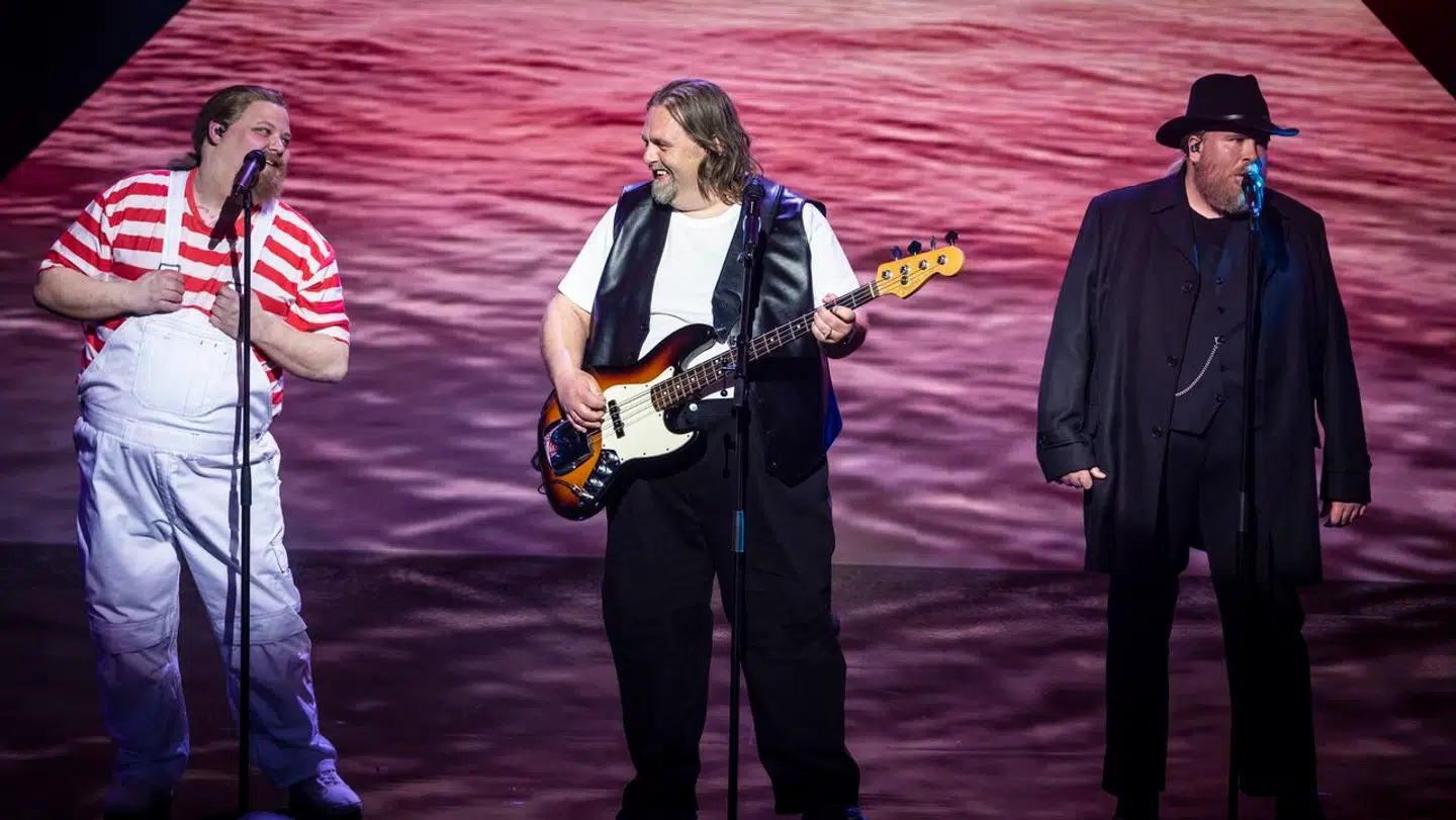 Første udgave af DRs »Stjerneklar« blev vist på kanalen fredag aften, hvor værten, Joakim Ingvarsen, får penge for at sige ting som: »Tag rigtig godt imod Team Bamse,« som bestod af tre almindelige danskere, der sang »I en lille båd, der gynger«.