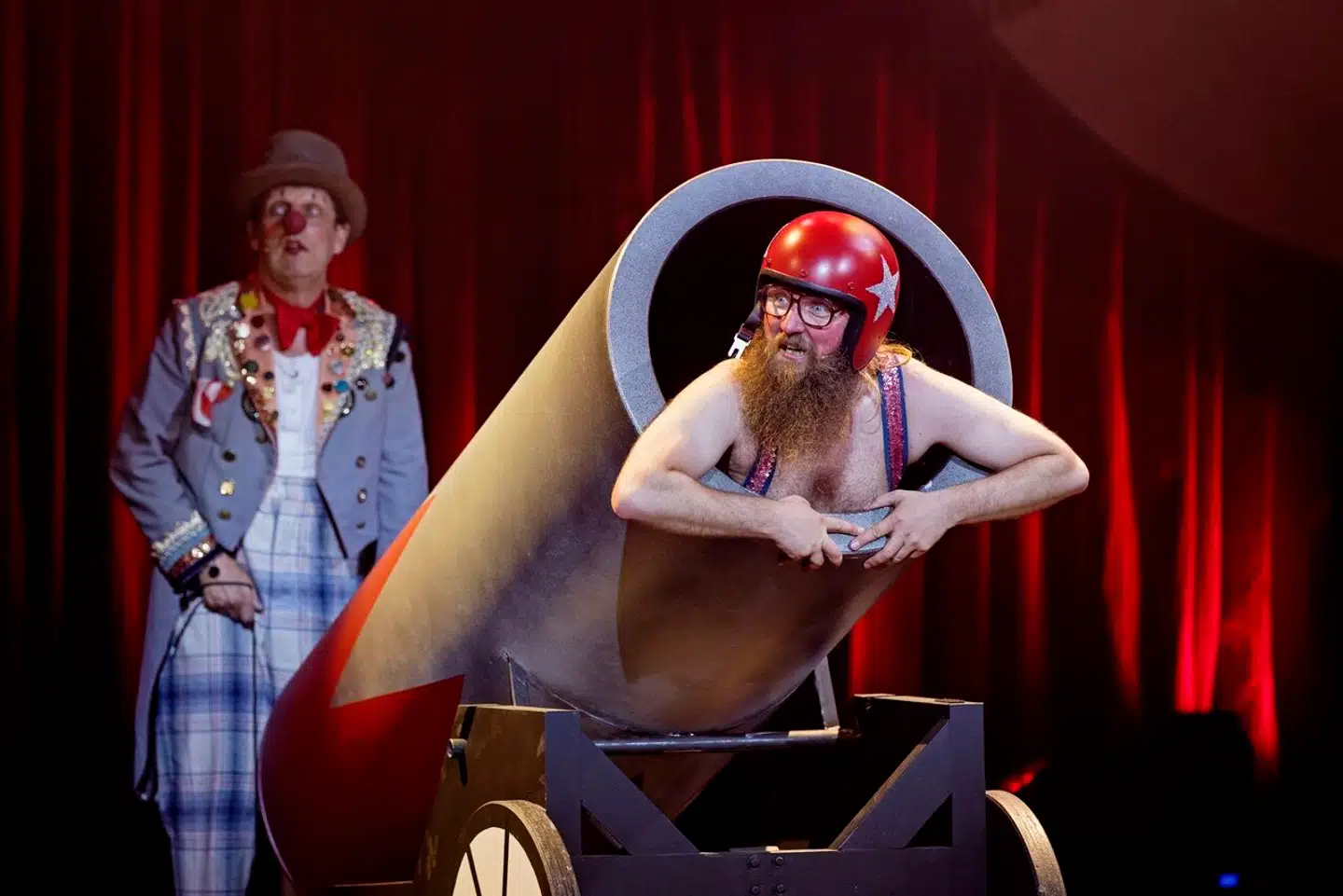 Tirsdag fortalte DR, at Mads Geertsen og hans karakter »Onkel Reje« havde været udsat for grove trusler, hetz og chikane. Det havde, ifølge DR, resulteret i, at Mads Geertsen havde sygemeldt sig, og at sagen var blevet meldt til politiet.