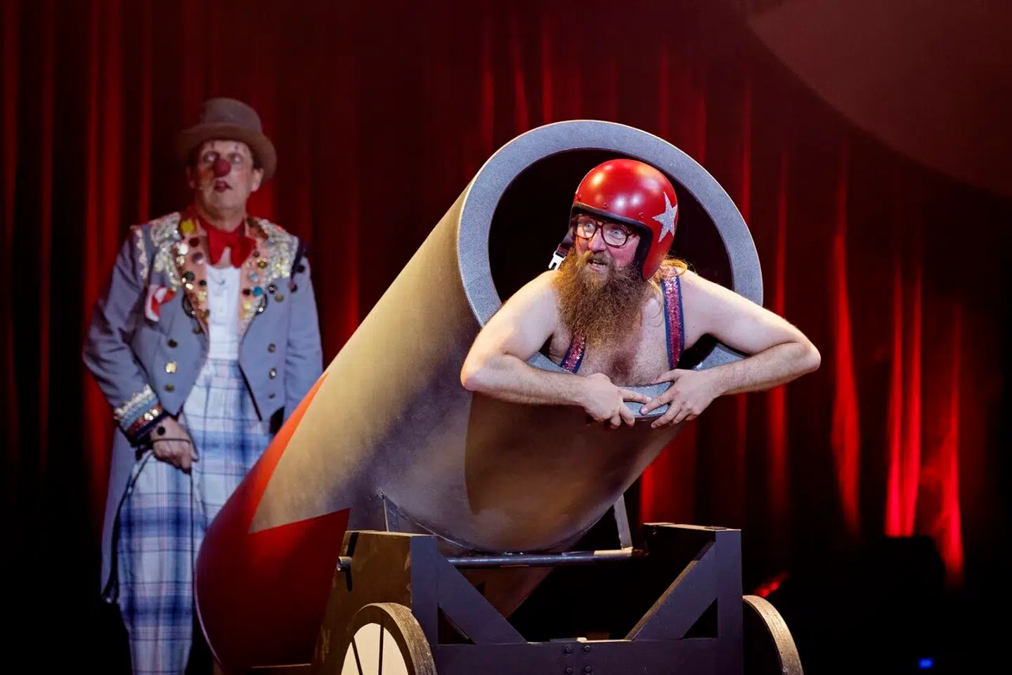 Tirsdag fortalte DR, at Mads Geertsen og hans karakter »Onkel Reje« havde været udsat for grove trusler, hetz og chikane. Det havde, ifølge DR, resulteret i, at Mads Geertsen havde sygemeldt sig, og at sagen var blevet meldt til politiet.