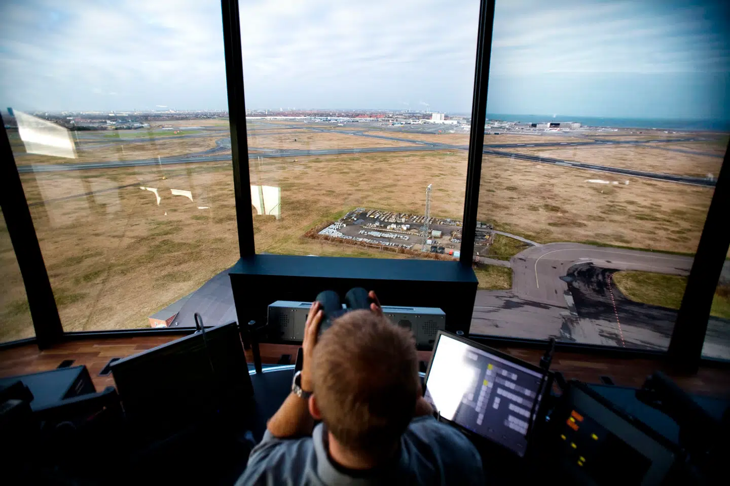 Flyvelederne i Naviair koordinerer flytrafikken i Københavns Lufthavn. Mangel på flyveledere har dog skabt store bekymringer for kaos i sommermånederne, da flyvelederne ikke længere vil tage ekstravagter i samme omfang som tidligere.