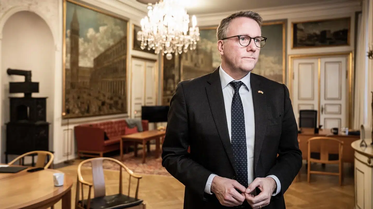 Erhvervsminister Morten Bødskov (S) opfordres af tre erhvervsorganisationer til at stoppe det igangsatte arbejde med selv at udvikle et digitalt udbudssystem for det offentlige til 170 millioner kroner.