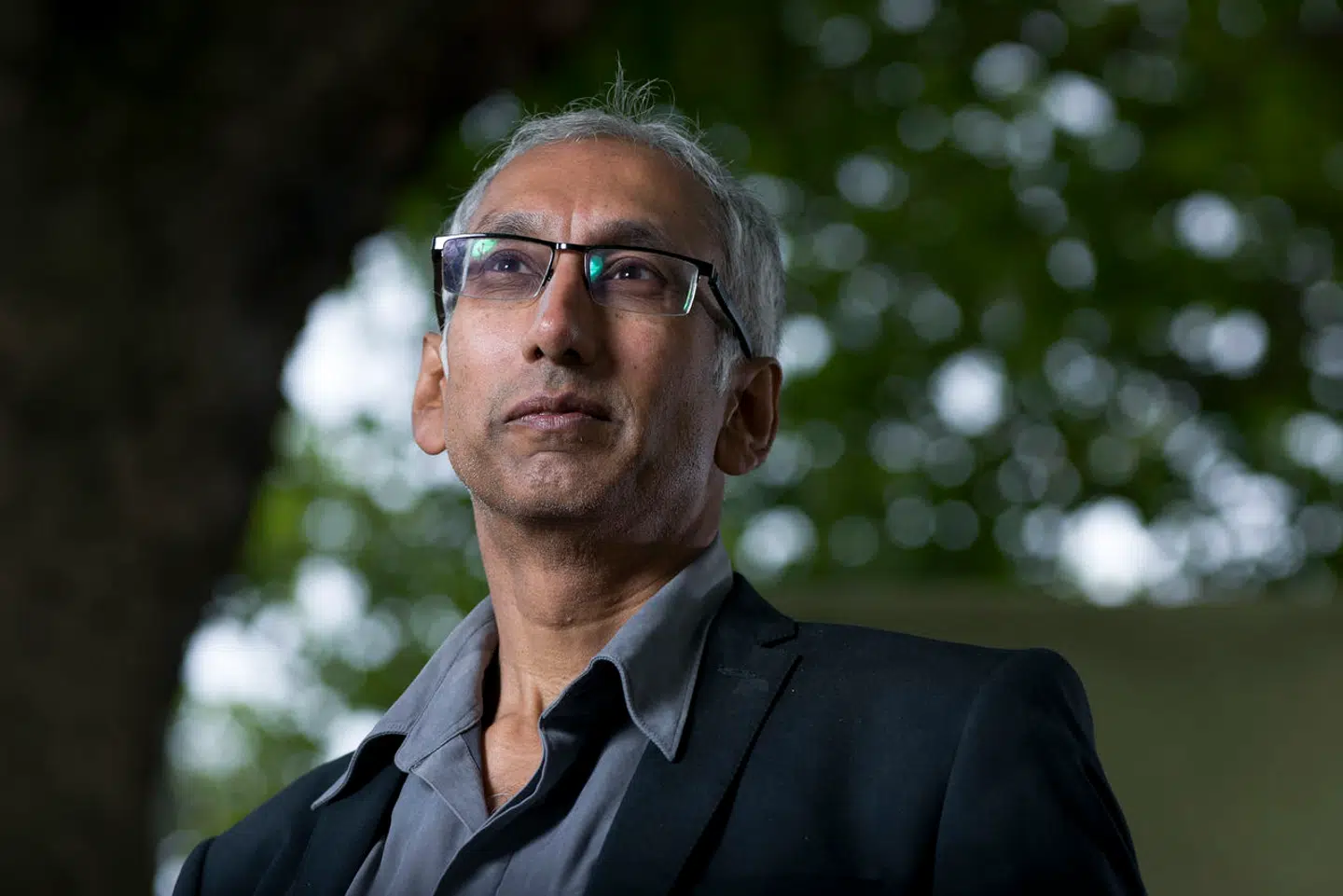 Både som antiracistisk aktivist og som forfatter har Kenan Malik beskæftiget sig med racismens manifestationer i europæisk kultur og politik. I en ny bog graver den britisk-indiske forfatter dybt for at blotlægge racebegrebets fødsel. Og undervejs skyder han med skarpt efter oplysningstidens mest forbenede kritikere.