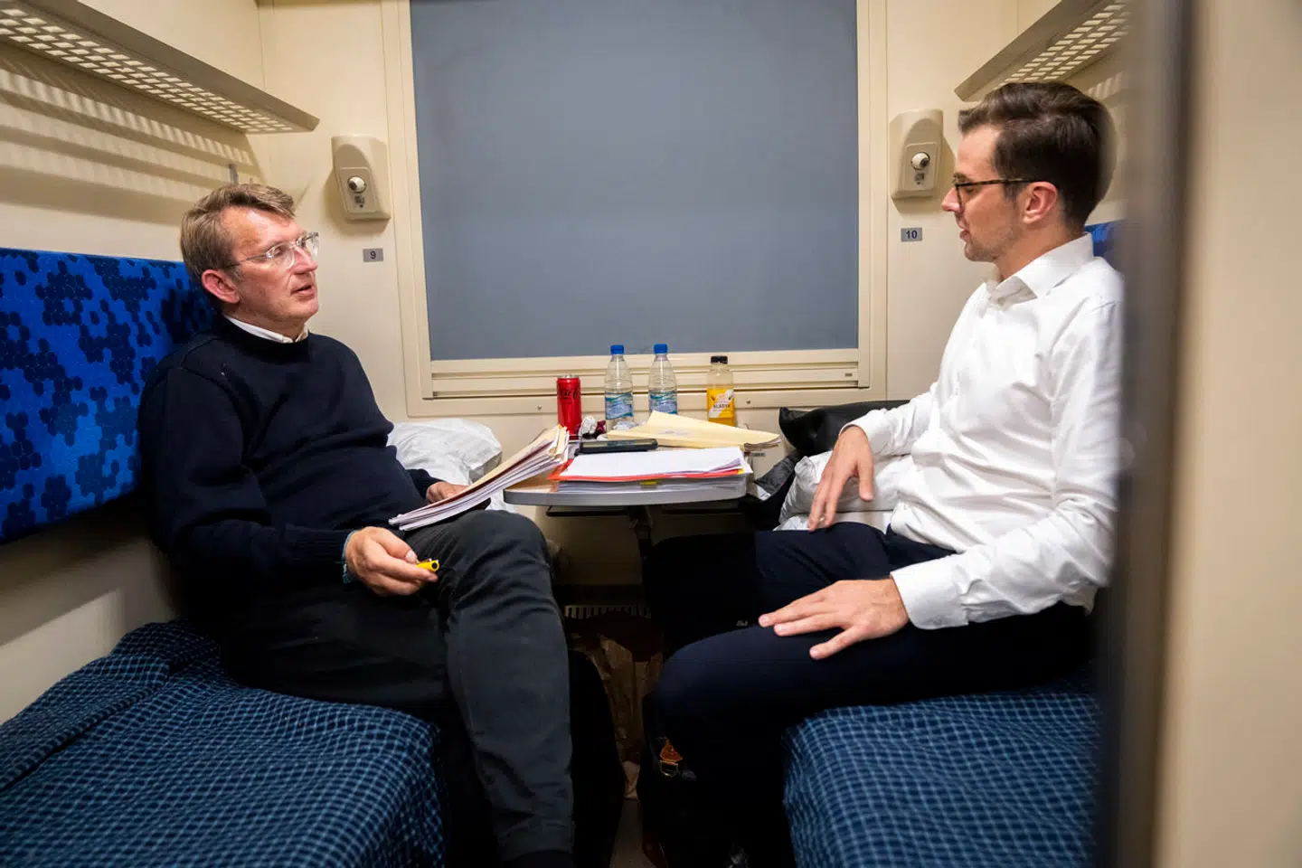 Forsvarsminister Troels Lund Poulsen (V) og formand for Liberal Alliance, Alex Vanopslagh, i nattoget fra Przemysl i Polen til Kyiv i Ukraine den 23. oktober i år. Samme dag som Jakob Ellemann-Jensen fortalte, at han forlader posten som formand for Venstre.