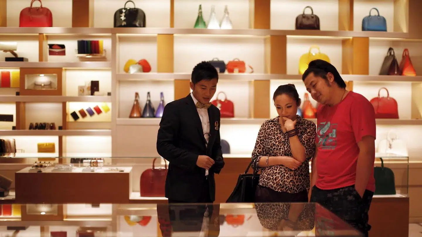 Kineserne er gået på jagt efter de dyre luksusvarer. Der er 270 mio. kinsere, der har en gennemsnitlig købekraft på linje med de sydeuropæiske lande. Der giver masser af muligheder for den danske eksport til Kina, der dog har det lidt svært i øjeblikket.