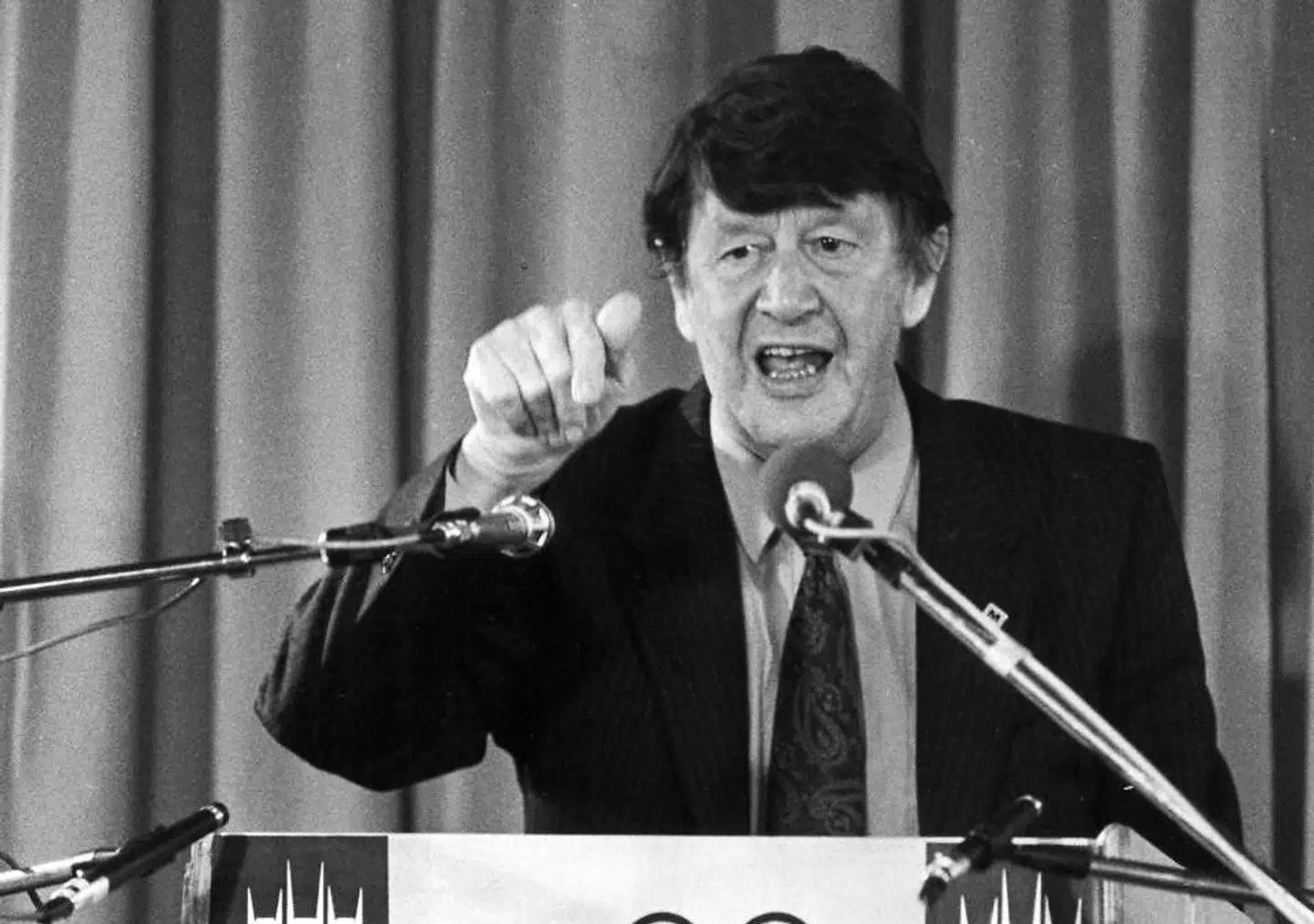 Erhard Jacobsen kunne om nogen bemægtige sig en talerstol - og når han først kom i gang, var han nærmest selvantændende. Her er det ved et CD-landsmøde i Aalborg.