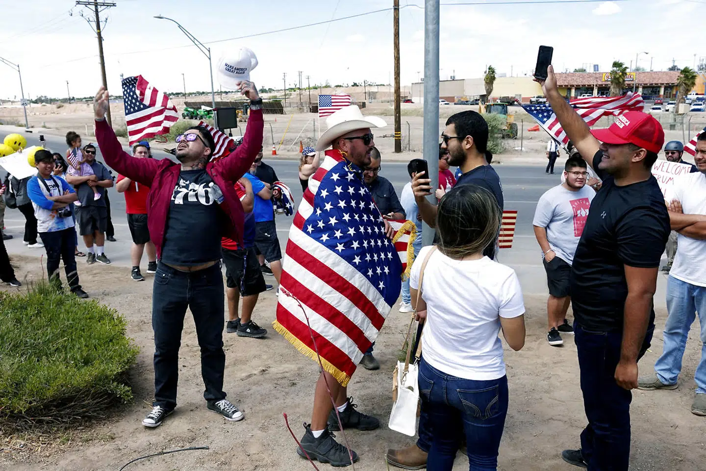 Støtter af Trump jublede, da præsidenten kom på besæg ved den amerikansk-mexicanske grænse i Calexico, Californien, i fredags.
