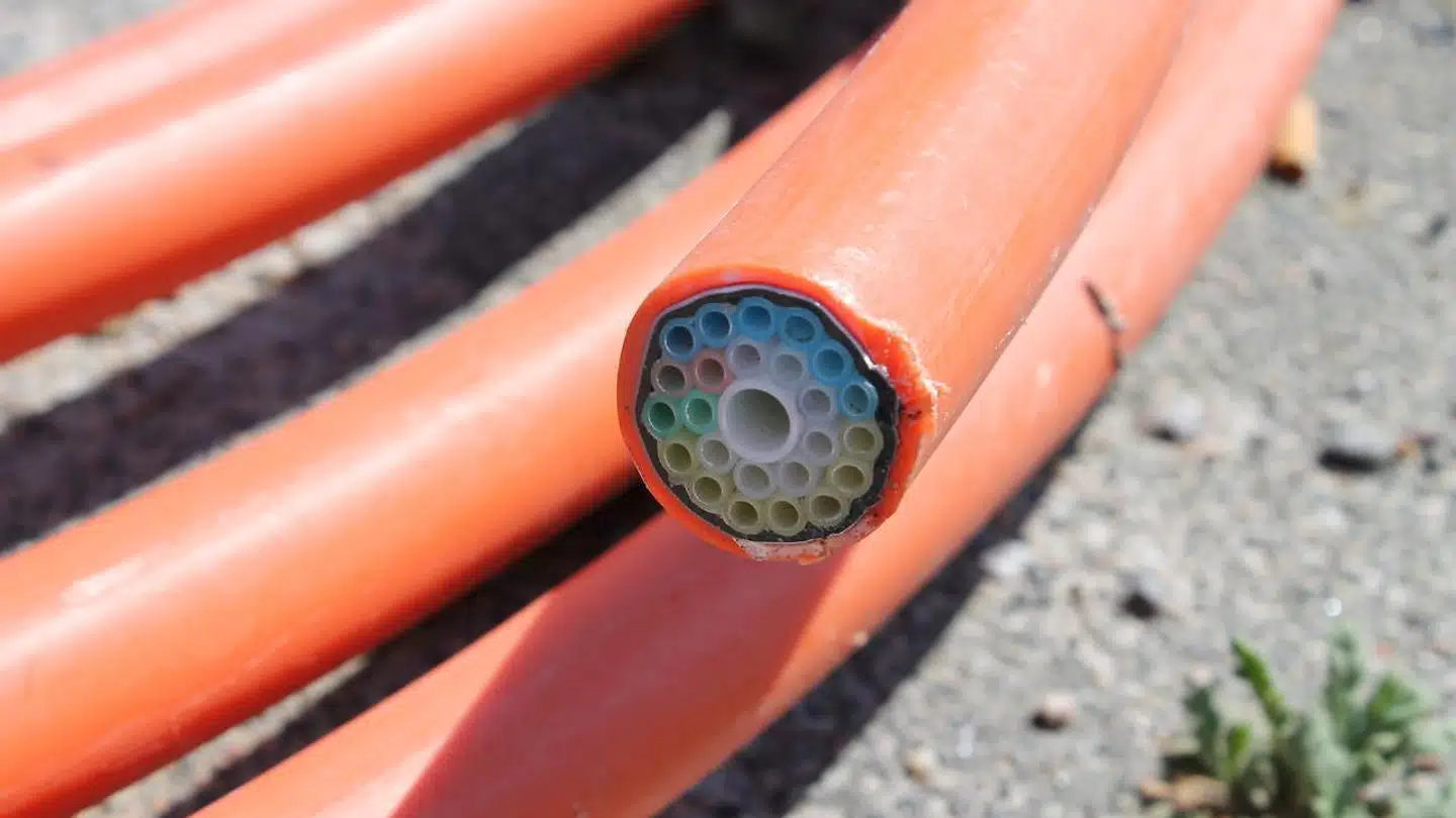 Landet over har energiselskaberne gennem ti år gravet lysoptiske fiberkabler som dette ned for at opbygge en infrastruktur, der kan konkurrere med TDCs, og hvorigennem der kan leveres internetforbindelser, TV og telefoni. De fleste fibernet er dog stadig lukket land for konkurrenterne, som ikke kan leje sig ind – endnu. Arkivfoto: Thomas Breinstrup