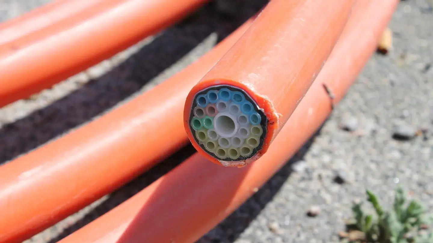 Landet over har energiselskaberne gennem ti år gravet lysoptiske fiberkabler som dette ned for at opbygge en infrastruktur, der kan konkurrere med TDCs, og hvorigennem der kan leveres internetforbindelser, TV og telefoni. De fleste fibernet er dog stadig lukket land for konkurrenterne, som ikke kan leje sig ind – endnu. Arkivfoto: Thomas Breinstrup