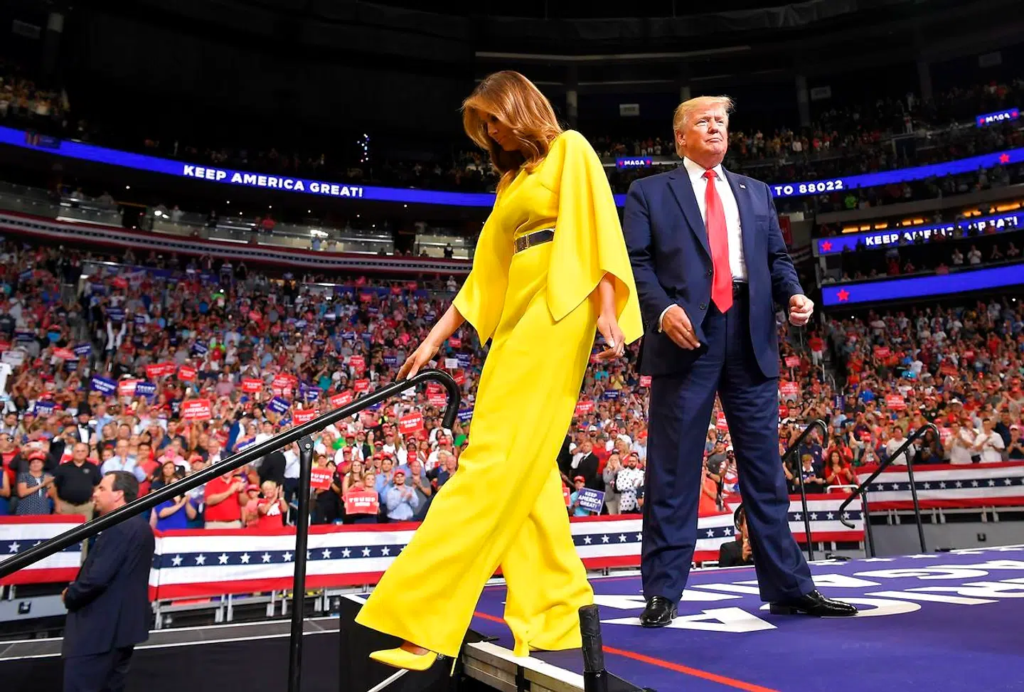 USAs førstedame, Melania Trump, tiltrak sig stor opmærksomhed klædt i skarpt gult.