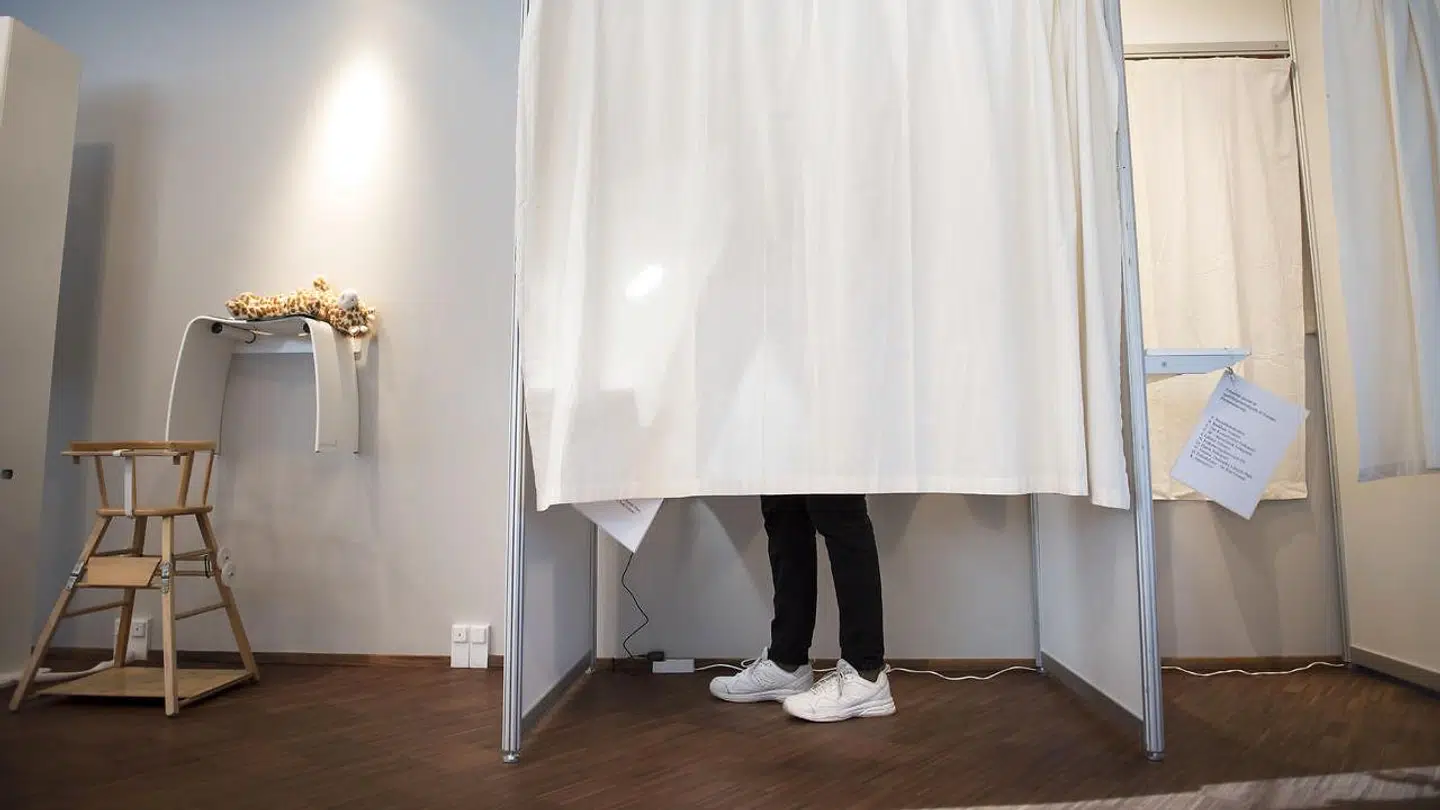 »Meget tyder på, at de uvidende vælgere i særdeleshed findes blandt »sofavælgerne« – de, der ofte vælger slet ikke at stemme. Måske de mindre vidende også er dem, der lettest lader sig flytte ikke bare fra ét parti til et andet, men fra én fløj til en anden og tilbage igen.« (Foto: Mads Claus Rasmussen/Ritzau Scanpix)
