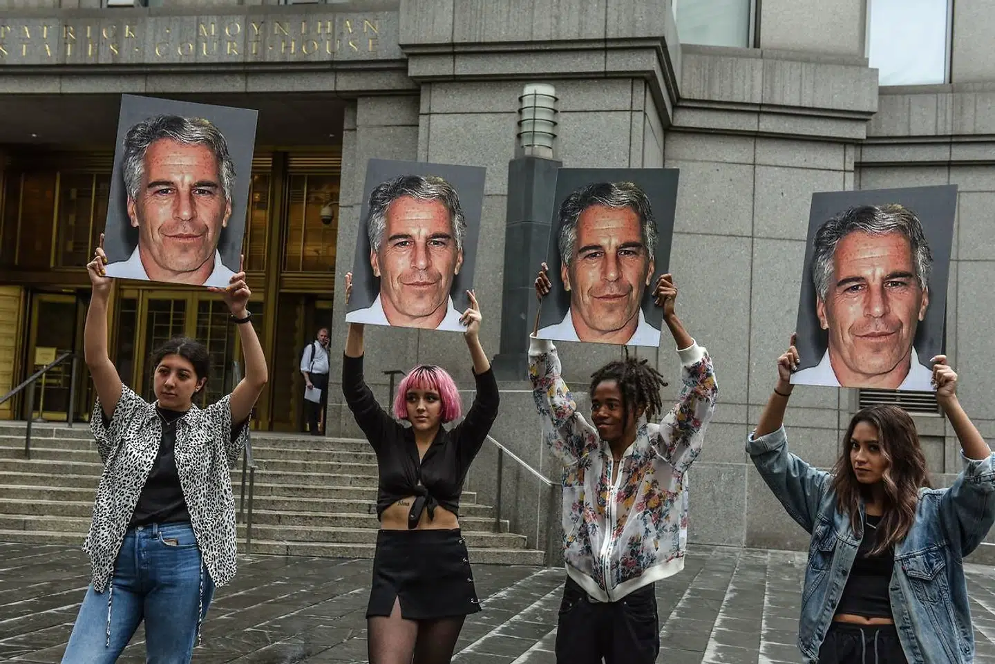 Demonstranter med billeder af den nu afdøde rigmand Jeffrey Epstein foran retten i New York.
