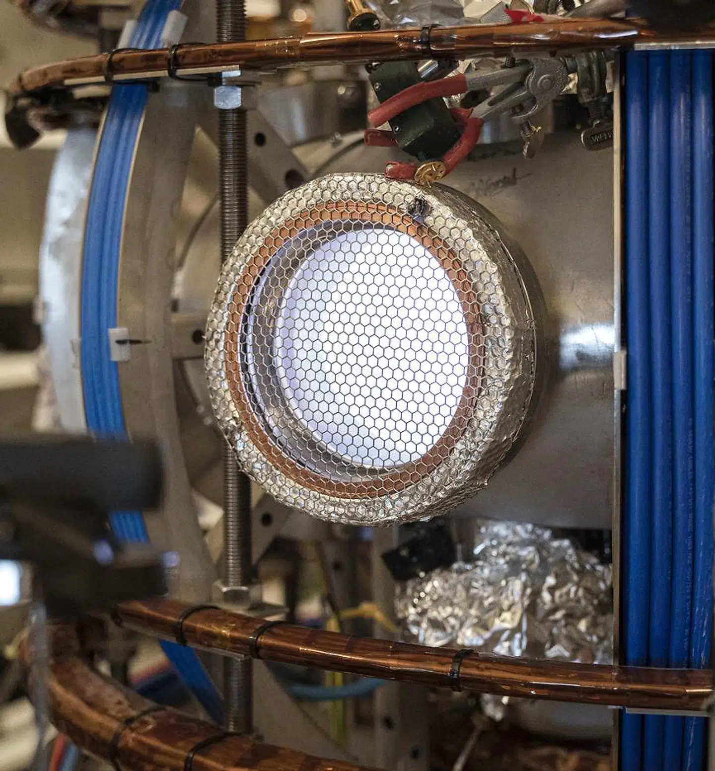 Bag vinduet på denne forunderlige maskine på DTU i Lyngby svæver en minisol – en glødende plasmakugle, der er flere millioner grader varm. Dermed kan DTU give et lille bidrag til at gøre fusionskraft til en hjørnesten i fremtidens energiforsyning.