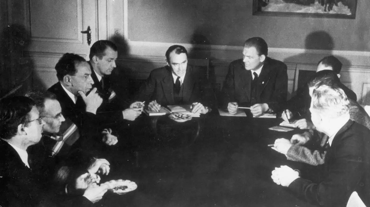 Frihedsrådet samlet til det første møde efter befrielsen. Fra venstre: professor C.A. Bodelsen, professor Ole Chievitz , chefredaktør Aage Schoch, chefredaktør Børge Houmann, minister Mogens Fog, kirkeminister Arne Sørensen, minister Frode Jakobsen, kontorchef Niels Banke og trafikminister Alfred Jensen.