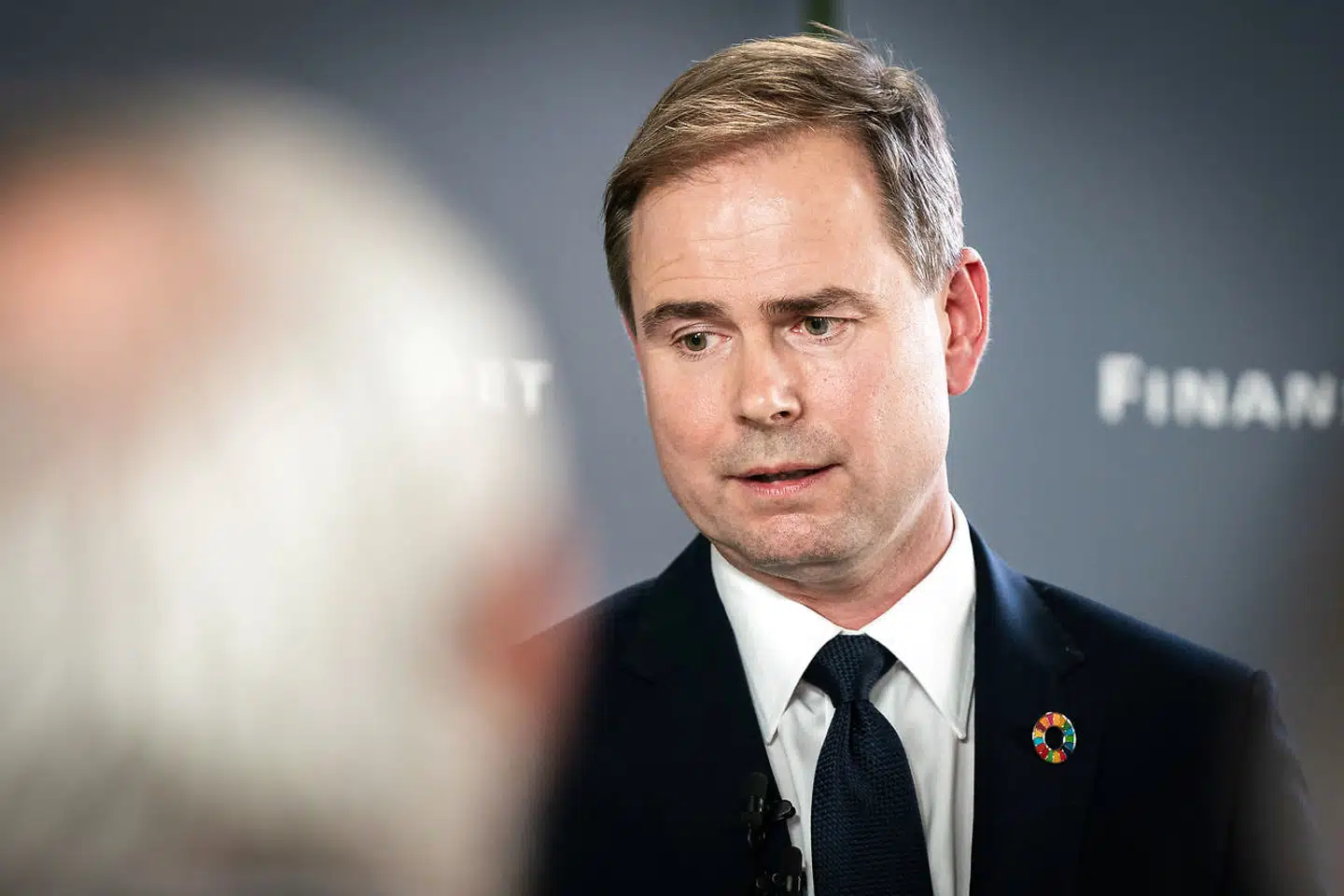 På et pressemøde i Finansministeriet fortalte finansminister Nicolai Wammen (S) i går, at finanslovforslaget ville øge arbejdsudbuddet med 125 personer. Men nu erkender Finansministeriet »en mindre fejl«.