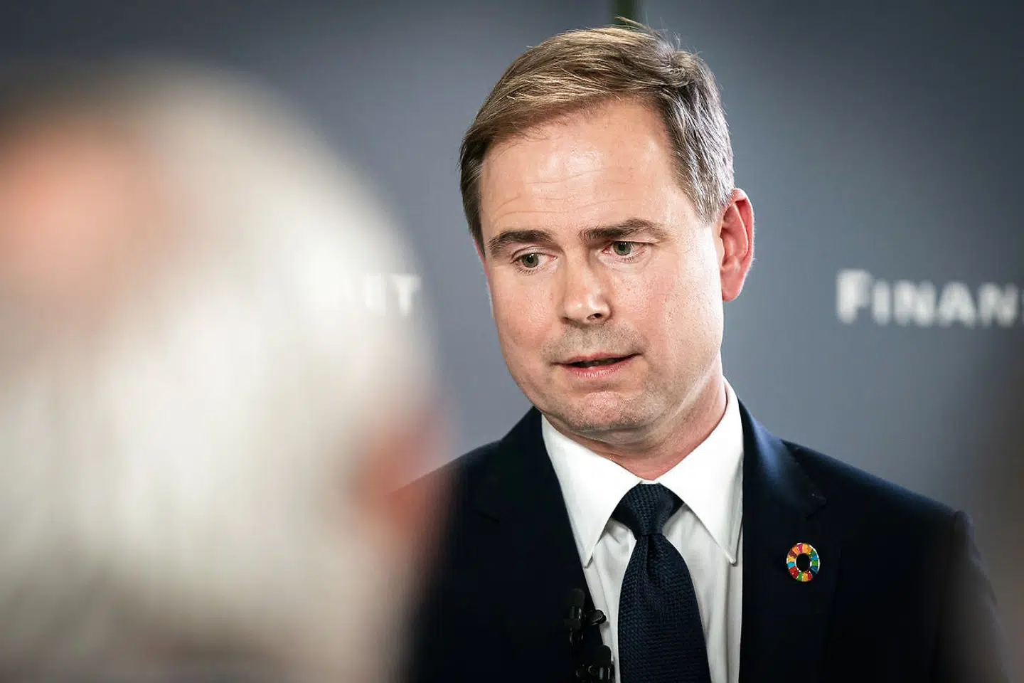 På et pressemøde i Finansministeriet fortalte finansminister Nicolai Wammen (S) i går, at finanslovforslaget ville øge arbejdsudbuddet med 125 personer. Men nu erkender Finansministeriet »en mindre fejl«.