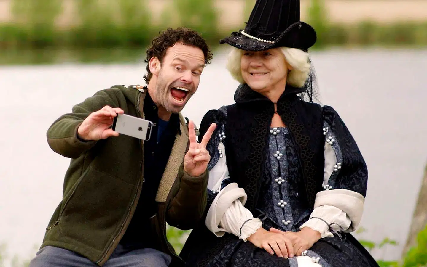 »Øgendahl og de store forfattere« er et af de programmer, Maria Rørbye Rønn synes lykkes med at få flere danskere til at interesserer sig for litteratur, de ellers ikke er storforbrugere af. Her ses værten Mick Øgendahl med Leonora Christina Ulfeldt i skikkelse af Mette Horn.