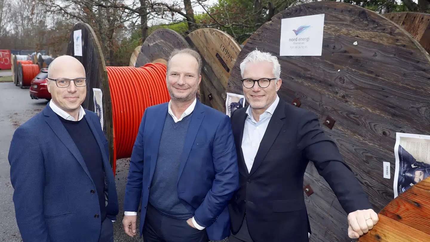 Christian Frost Lauritsen, direktør for Nord Energi Fibernet, Henrik Møller Nielsen, direktør i OpenNet, som formidler den tekniske adgang, og Telenors danske topchef, Jesper Hansen, foran nogle af de fiberkabeltromler, som inden næste nytår skal runde 121.000 husstande, der dermed får flere forskellige muligheder for at vælge internetleverandør.