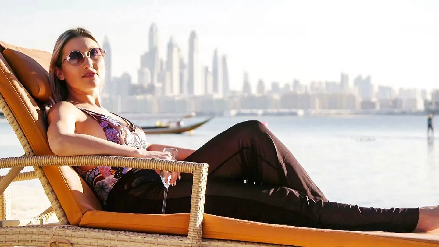 »Dét er fascinerende, og så er det et vældig intimt og personligt blik på verden, man får. Fonøjelsen ved forargelsen – hvis det er det, man oplever. Og fornøjelsen ved at møde nogle mennesker, som i hvert fald på overfladen ser anderledes ud og tænker anderledes,« siger professor Anne Jerslev. Her er det en dansk dame i Dubai.