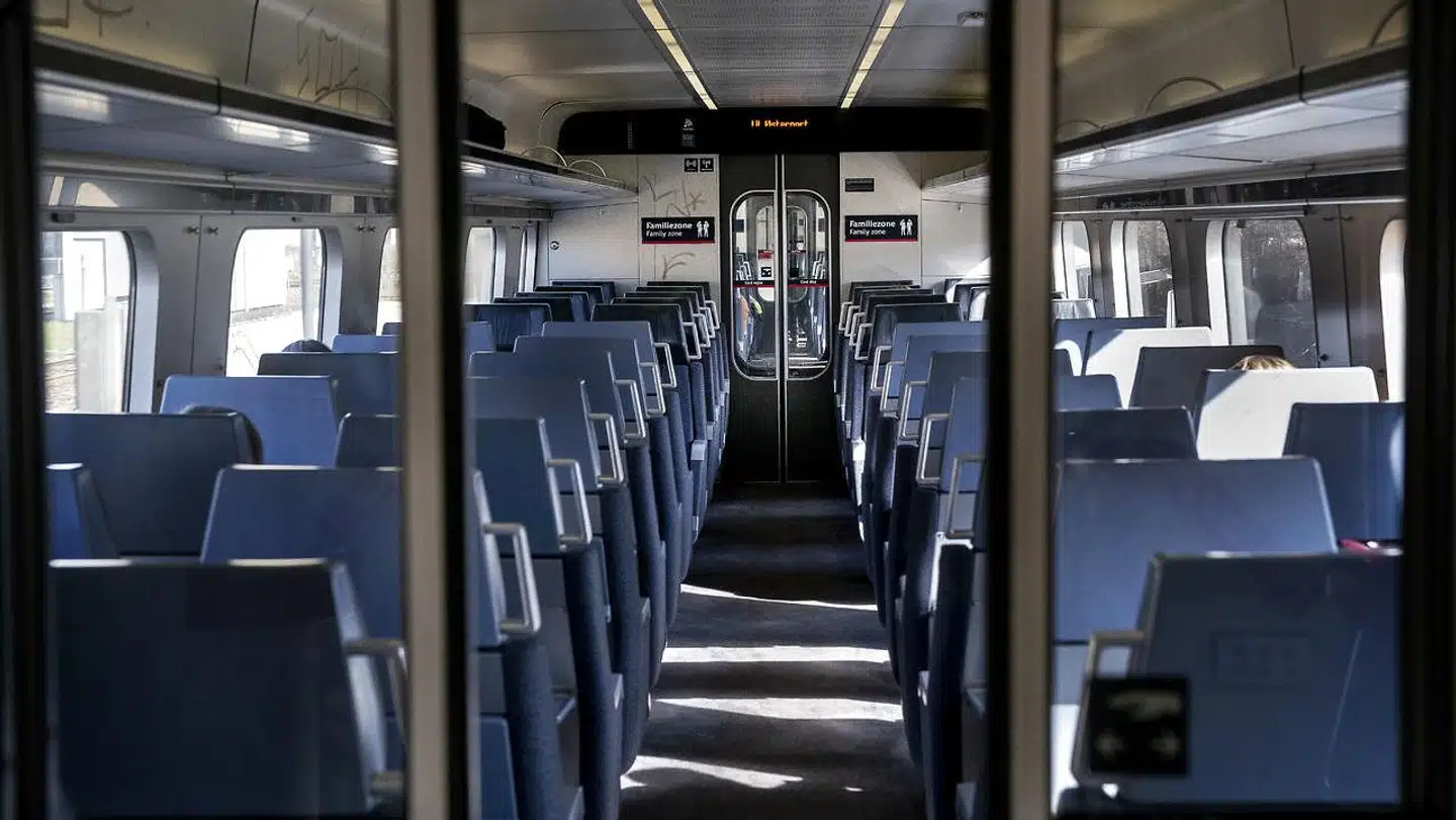 Nedlukningen af Danmark med tomme tog og gader fortsætter til efter påske.