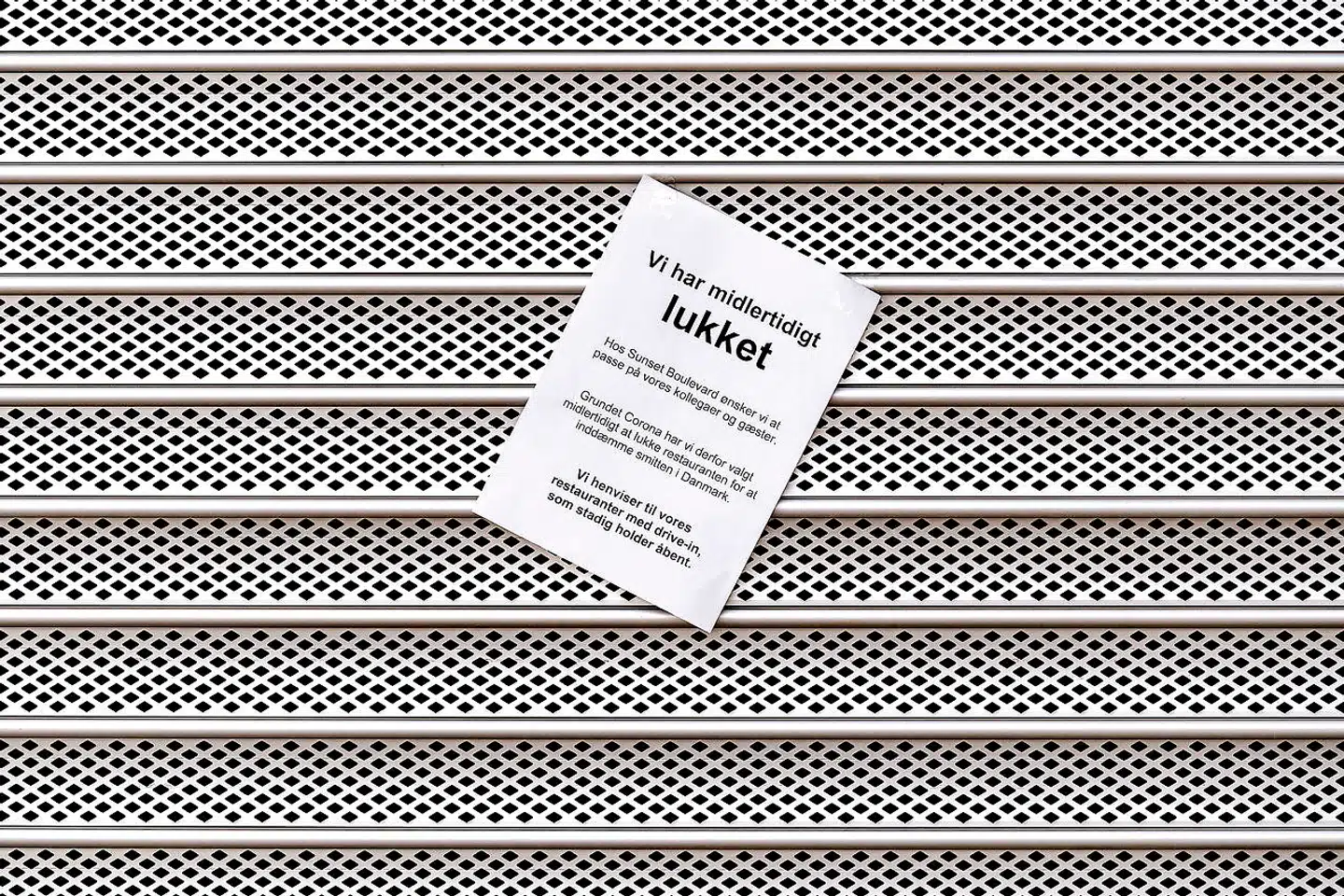 Danmark lukker som følge af coronavirus, og i den forbindelse er et af Danmarks største storcentre, Rødovre Centrum, sjældent affolket disse dage, idet de fleste butikker er tvunget til at holde lukket.