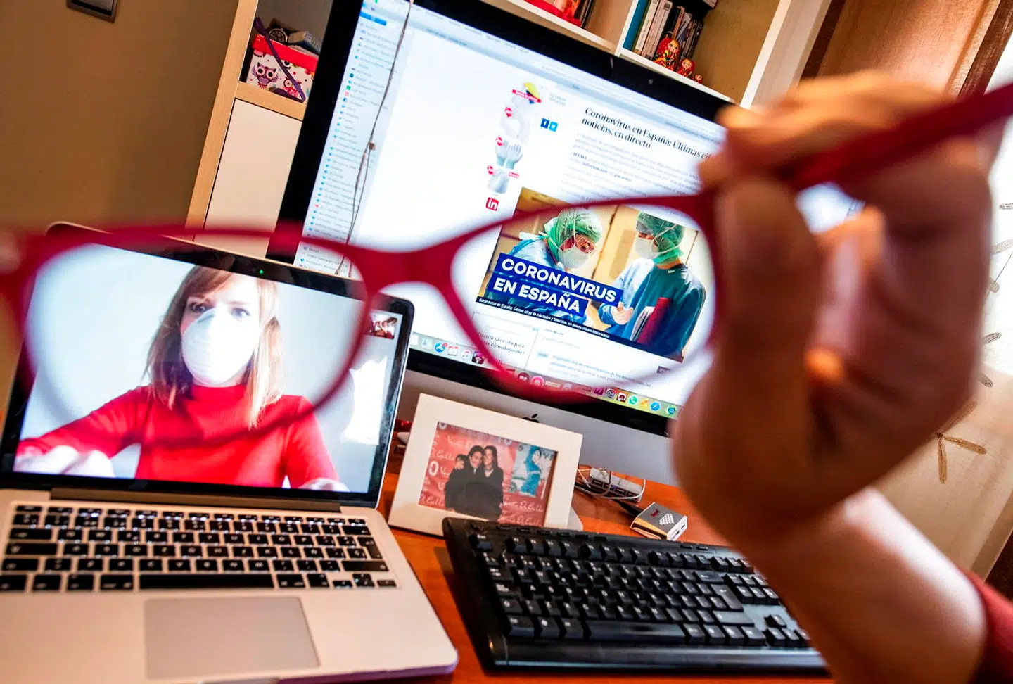 Maria Ruiz er en af de mange europæere, der arbejder hjemmefra. Billedet er fra Granada i Spanien. Også herhjemme arbejder en stor del af danskerne fra privaten under coronakrisen.