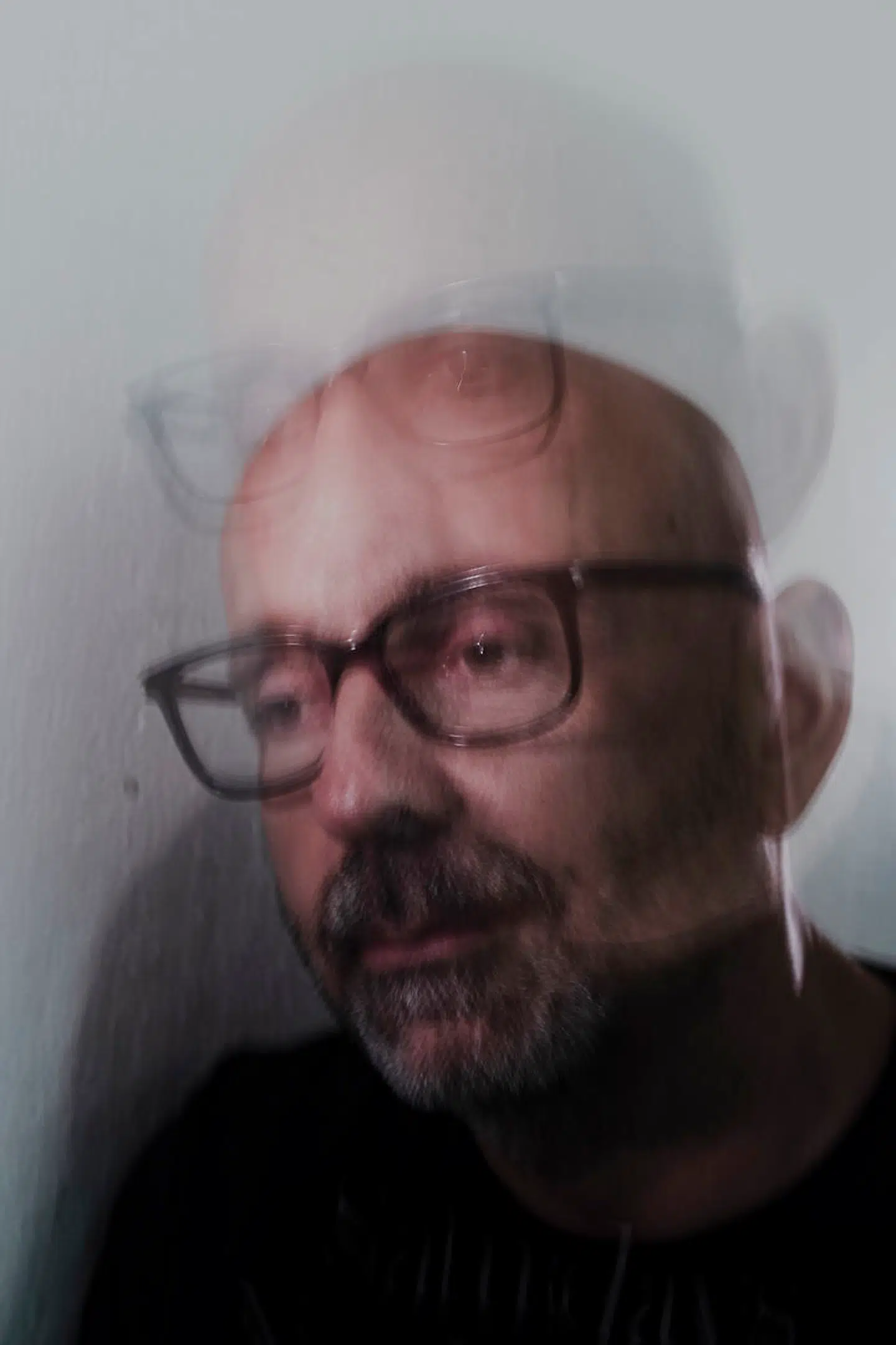 »Jeg har opdaget, at det gyser i mig, når alle bare klapper af lederen og holder et vågent øje med andre. Jeg bliver pisse bange. Faktisk finder jeg egentlig ikke sådan et samfund særligt trygt.«