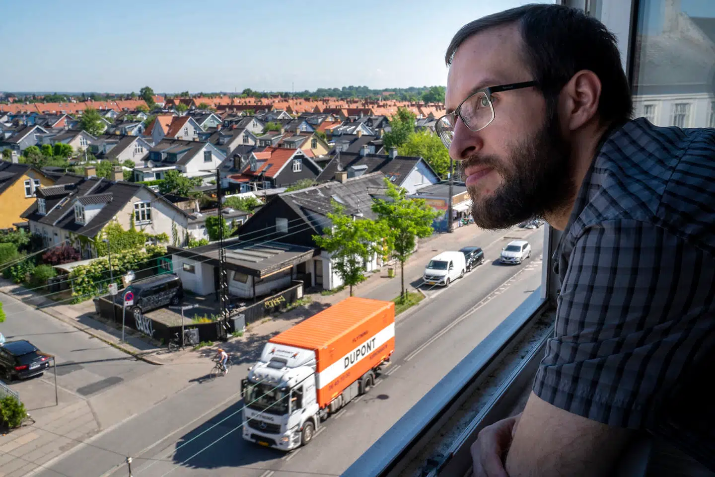 Adam Paul Karcz fra USA bor i Danmark. Han forsker på Danmarks Tekniske Universitet og fortæller, at når han forsøger at komme ind på livet af danskerne, er sproget ind i mellem en barriere: »Når de begynder næsten kun at tale dansk, så føler man sig lidt forladt.«