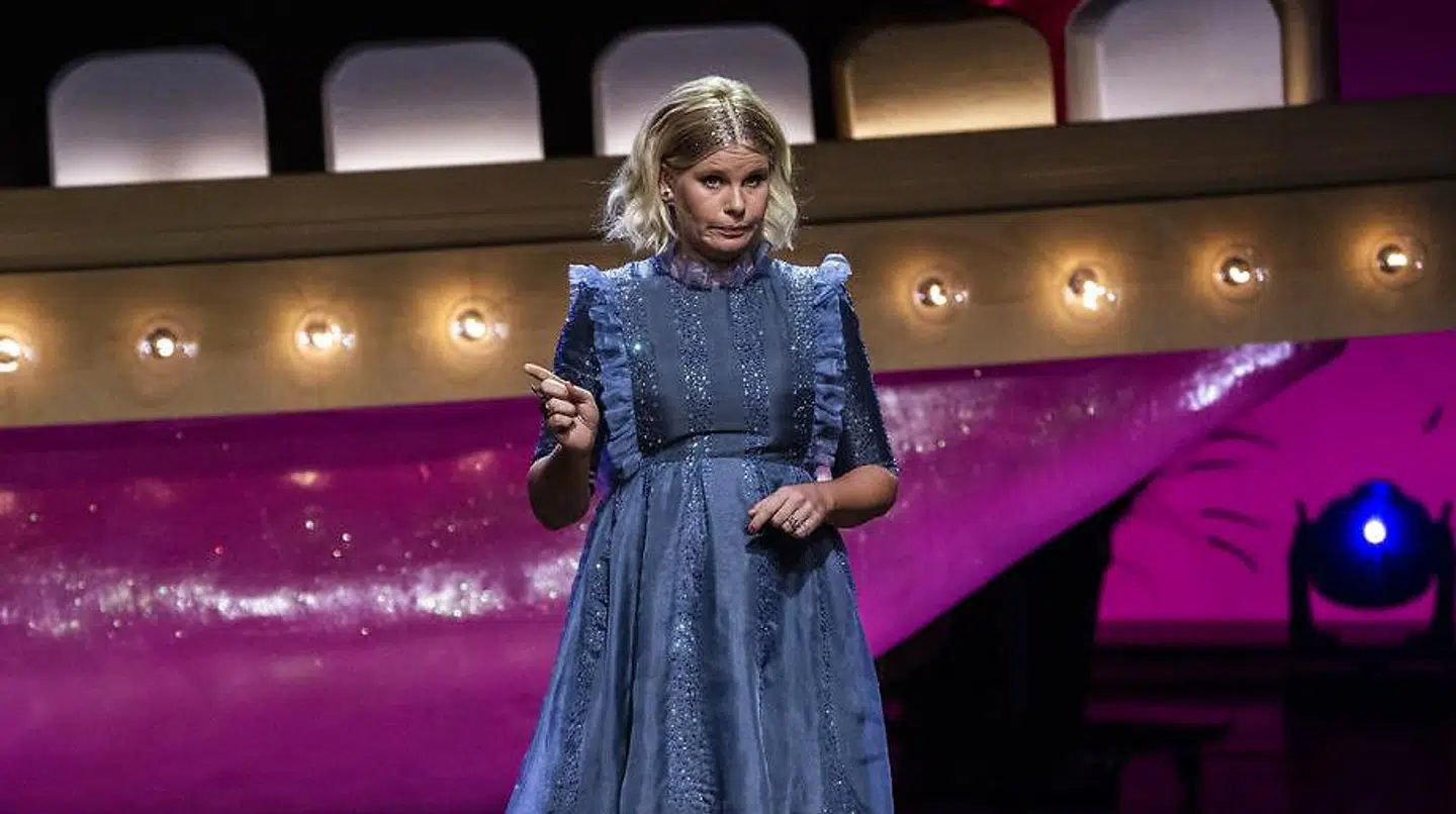 »Sofie Lindes afsløring sætter fokus på, hvad hun selv kalder hygge-sexismen på arbejdspladsen, omend hendes egen oplevelse bestemt ikke er hyggelig. Historien kan forhåbentlig bidrage til at få ryddet op i mediebranchen,« skriver Birgitte Erhardtsen.