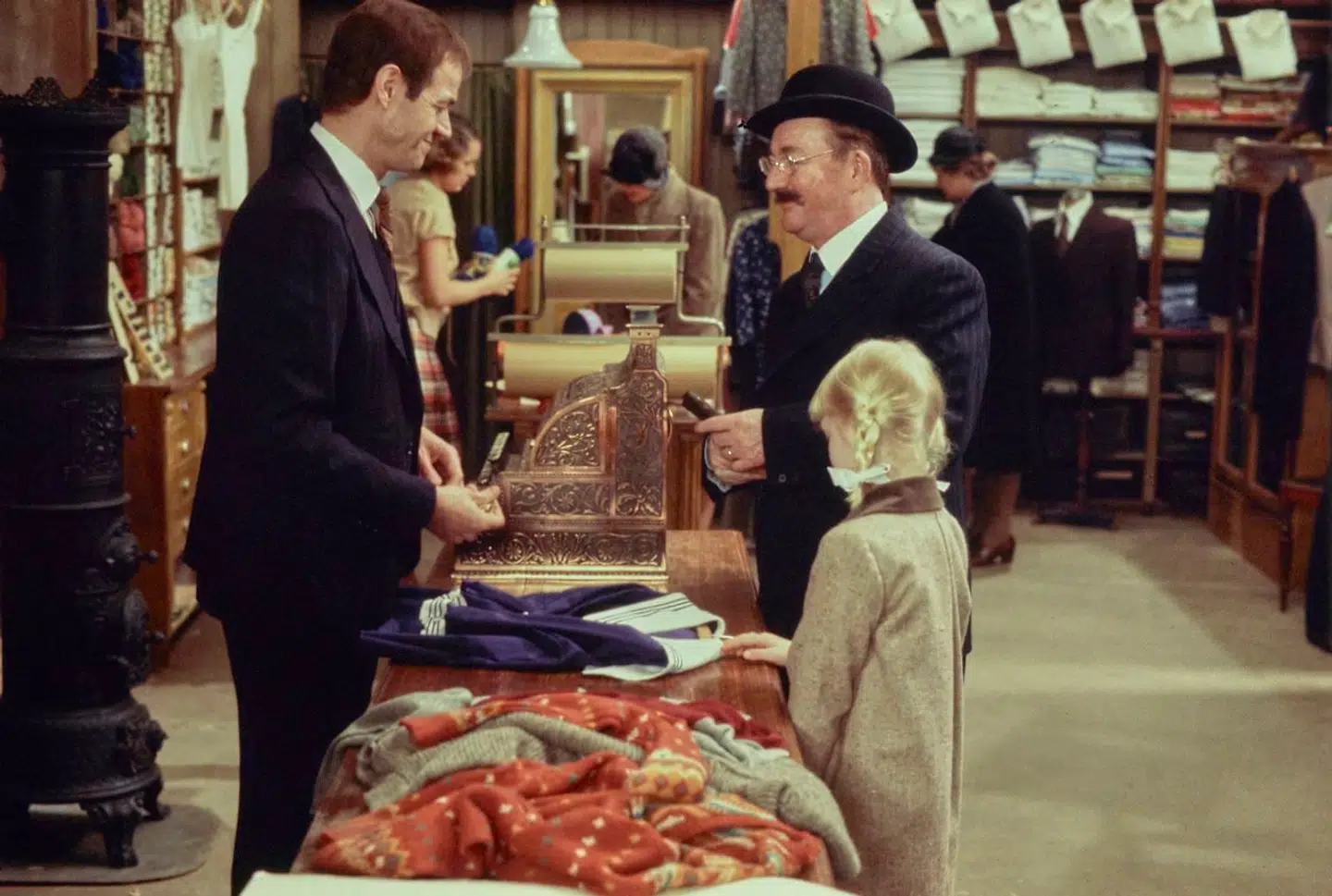 Tøjhuset holder åbningsdag. Jørgen Buckhøj som Mads Skjern og Buster Larsen som grisehandler Oluf Larsen.