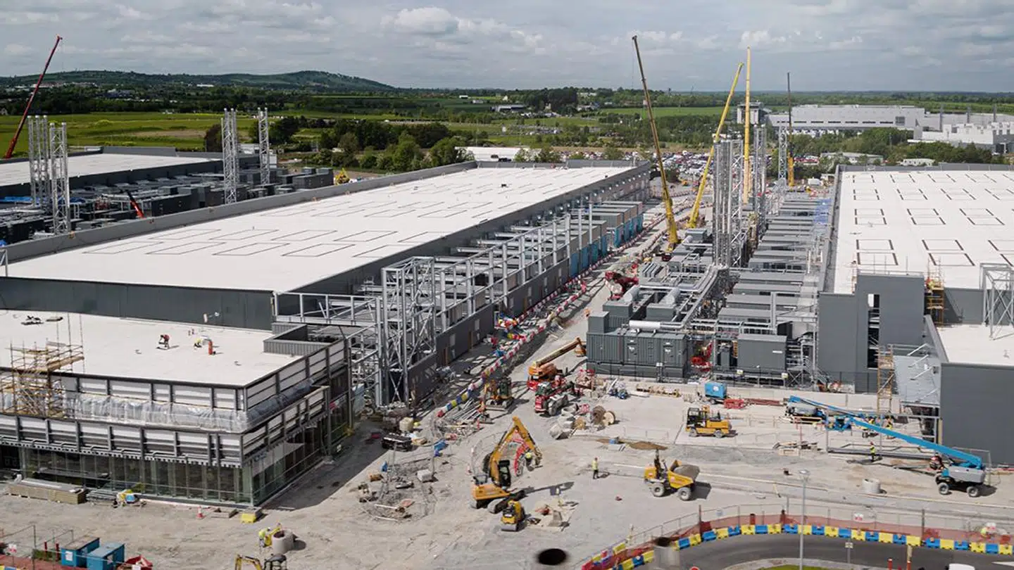 Det bliver store haller som disse, som Microsoft vil bygge på Sjælland for at håndtere sine egne og kundernes data. Byggeriet på billedet stammer et af Microsofts øvrige datacentre i udlandet.