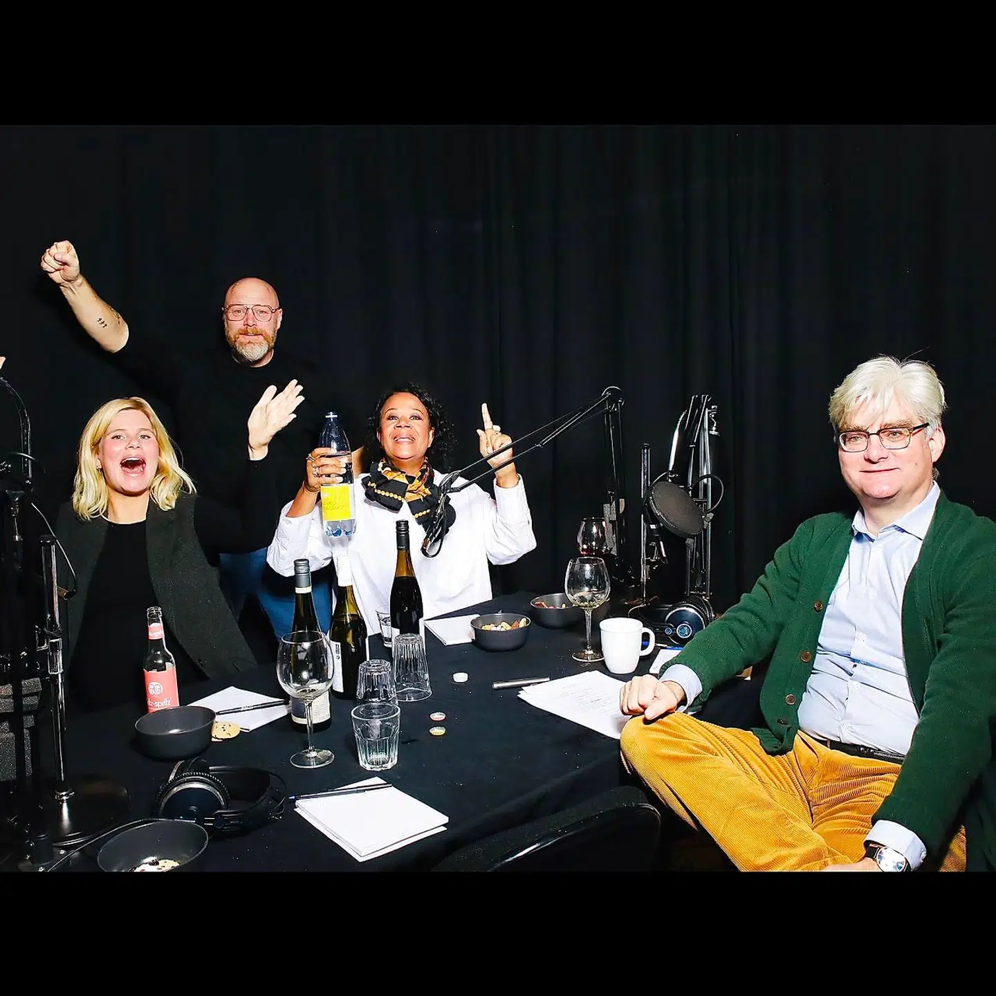 Søren Pind mener ikke, at man skal holde fast i alle venner, mens Sofie Linde har opdelt sine relationer i tre grupper: De, der kører, dem, der skal arbejdes på, og de, der skal ud. Hella Joof er bare Hella Joof i første omgang af »Mads og A-holdet«, der kan høres som podcast hos Podimo.