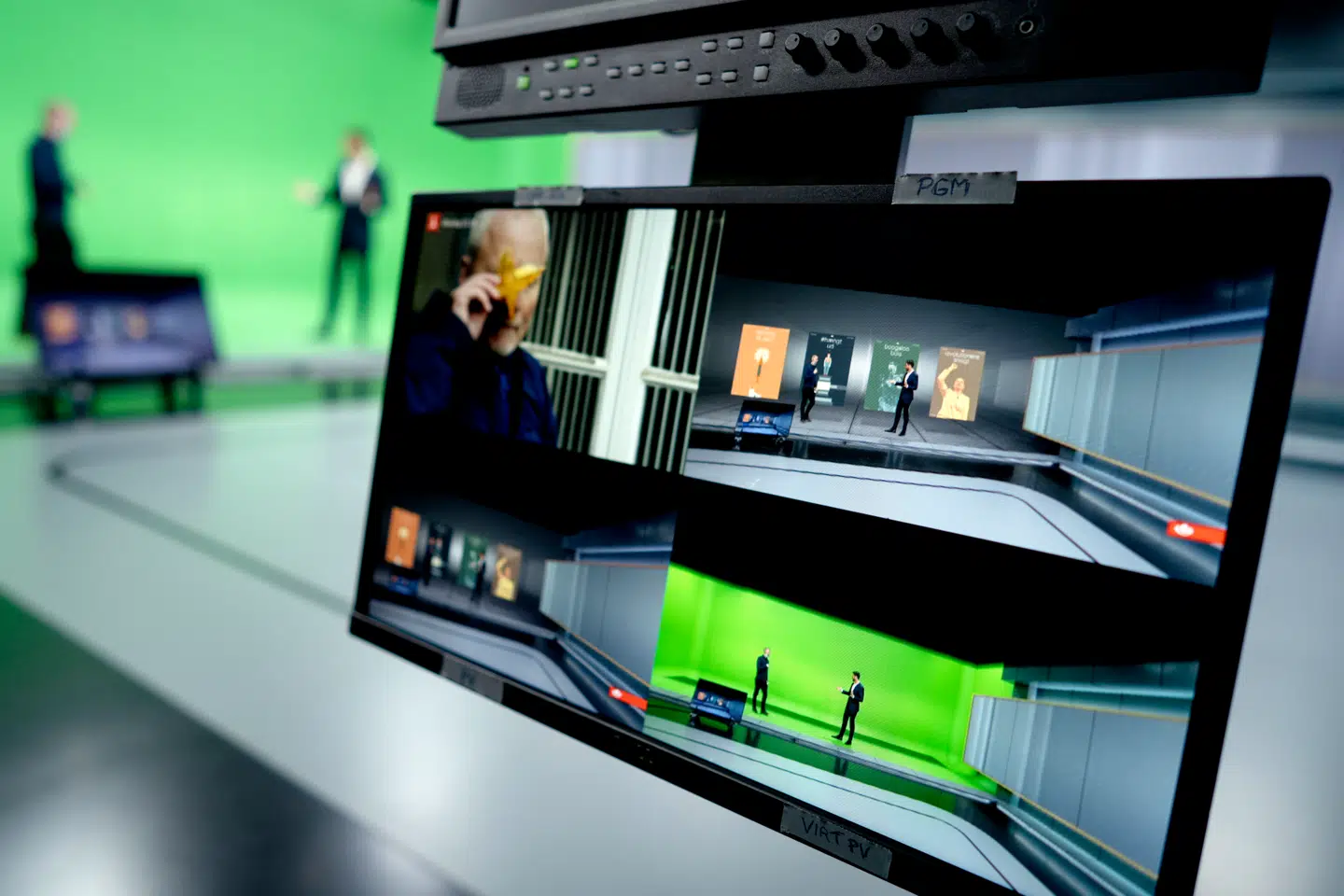 Kåre i det grønne univers. På skærmen i forgrunden kan man se, hvad tv-seerne ser. Hvorfor må vi ikke få en blomstereng? Hvem fandt på fantomzonen?