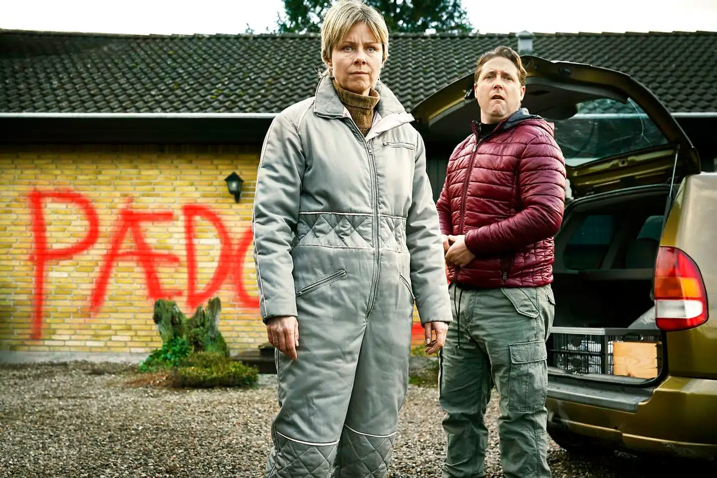 »Fred til lands« blev vist på DR1 i slutningen af 2019. Selvom den fik fine seertal, kunne historien om hverdagspsykopaten Mike ikke helt fange danskerne. Foto af Lene Maria Christensen og Jesper Riefensthal fra serien.