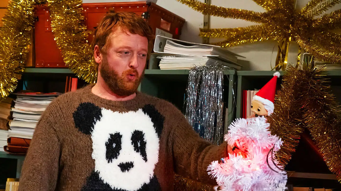 Panda-Søren (Martin Greis-Rosenthal) giver Einstein-nissen et kærligt klem i TV 2s nørde-kalender »Kometernes Jul«.
