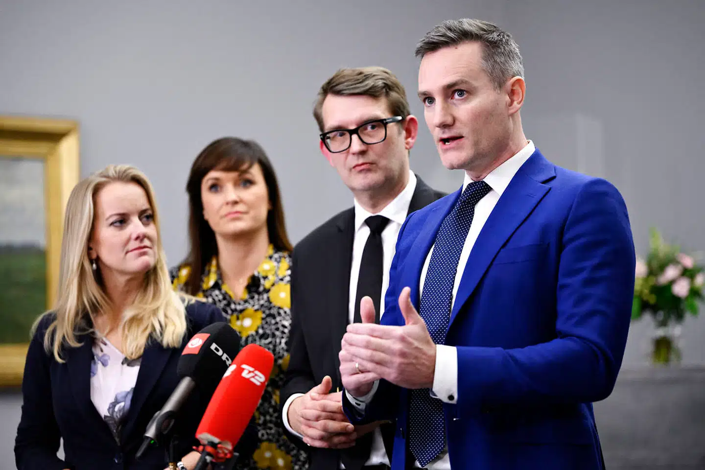 Fredag aften holdt Venstre, Konservative, Nye Borgerlige og Liberal Alliance pressemøde om, hvorfor de ikke bakker op om regeringens reformpakke. De mener blandt andet, at en forhøjelse af dagpengebeløbet er den forkerte vej at gå. Beskæftigelsesministeren derimod mener, at det handler om mere og andet end penge.