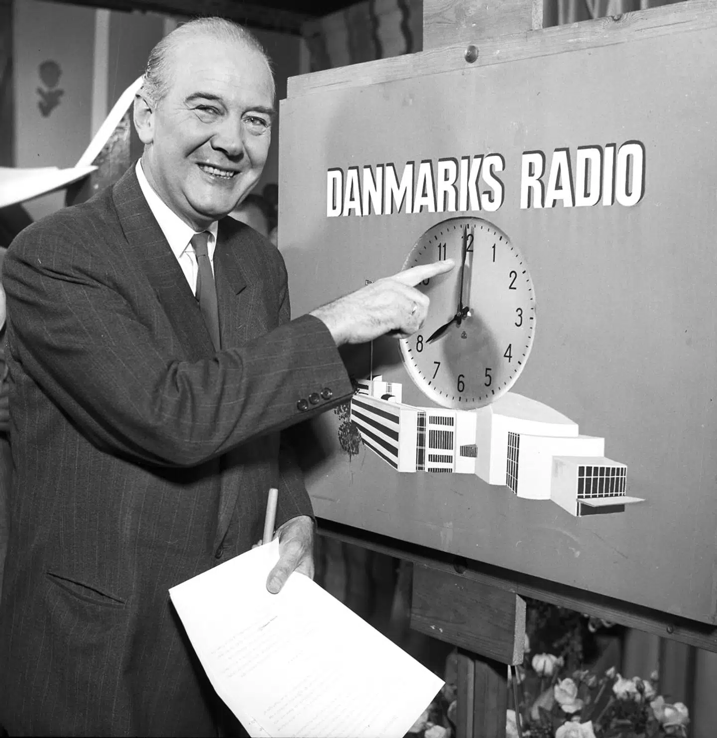 Jens Frederik Lawaetz fra Danmarks Radio under generalprøve på de første tv-udsendelser. Kun 400 mennesker havde dengang et fjernsyn, men Berlingske og Politiken havde inviteret sine læsere til begivenheden.