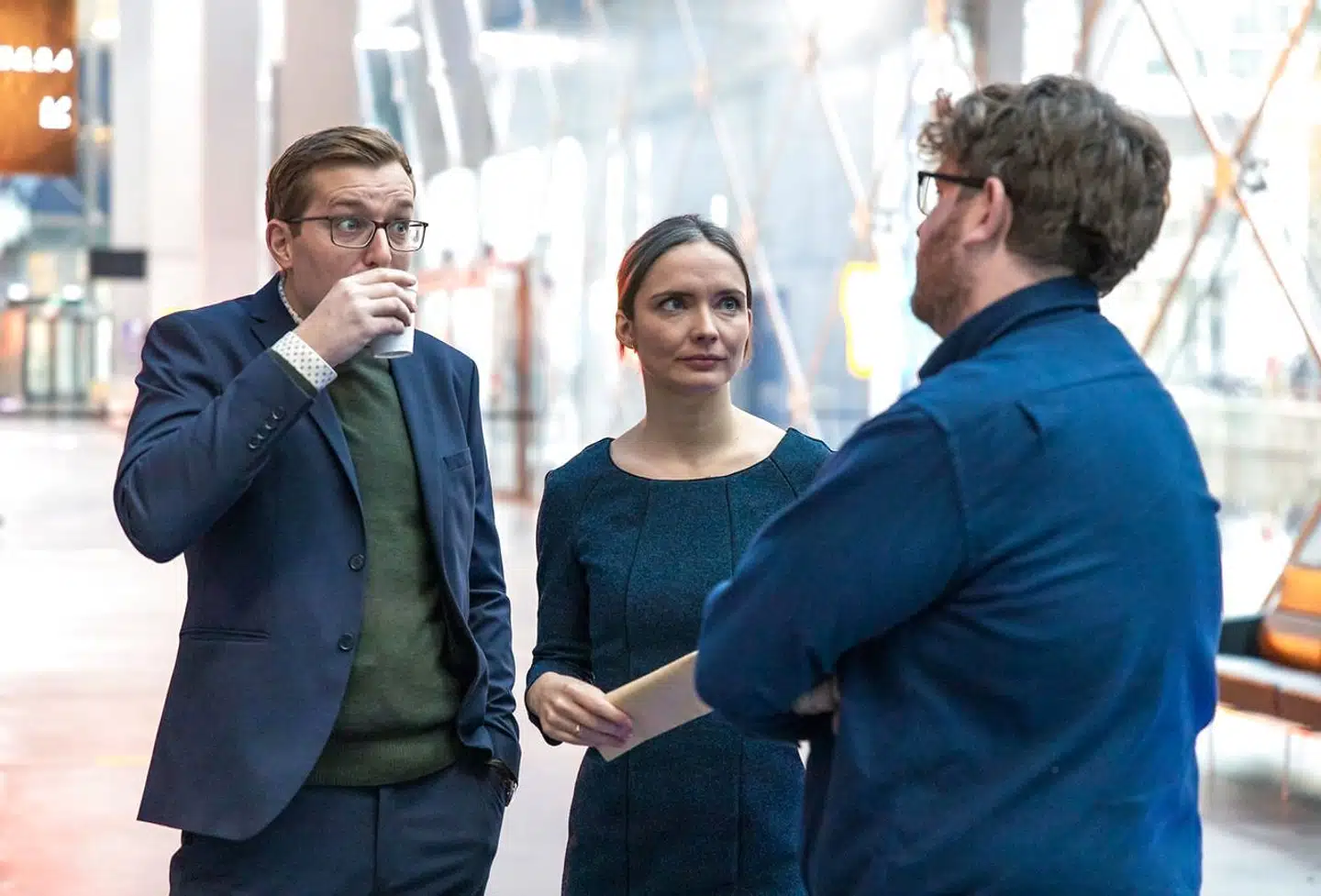 Rasmus Bruun (tv.) spiller en ængstelige revisortype, der forfremmes til souschef, medens Neel Rønholt (i midten) spiller hans utro kone, der er jurist i huset. Dagens Nyheter kalder Rønholt for »strålende«. Frederik Cilius (th.) spiller en dygtig, men upopulær, andenklarinetist i orkestret.