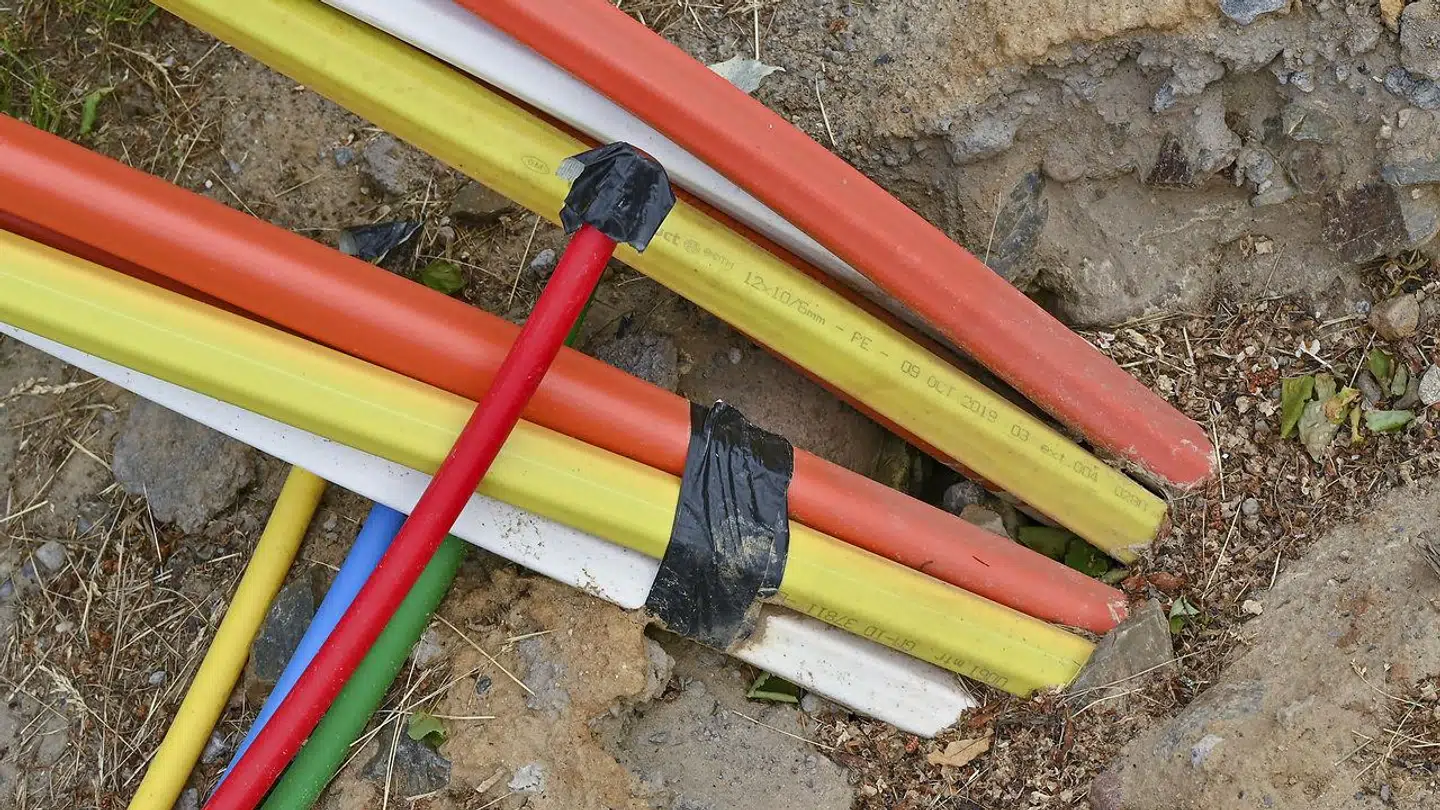 Sådan kender vi dem – de farvede fibernetkabler, som lige nu graves ned overalt i Danmark. Forskere arbejder intenst på at bringe endnu flere data endnu hurtigere frem. Nu har et skandinavisk forskerhold sat verdensrekord.