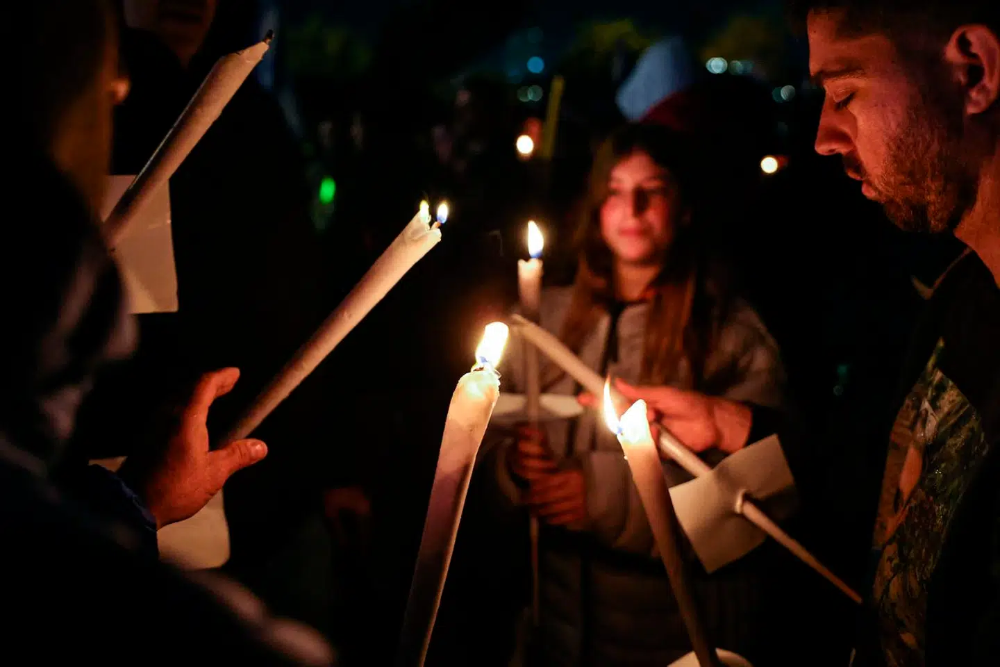 Demonstranter tænder lys i en demonstration for løsladelse af de israelske gidsler, som har været taget til fange af Hamas siden 7. oktober.