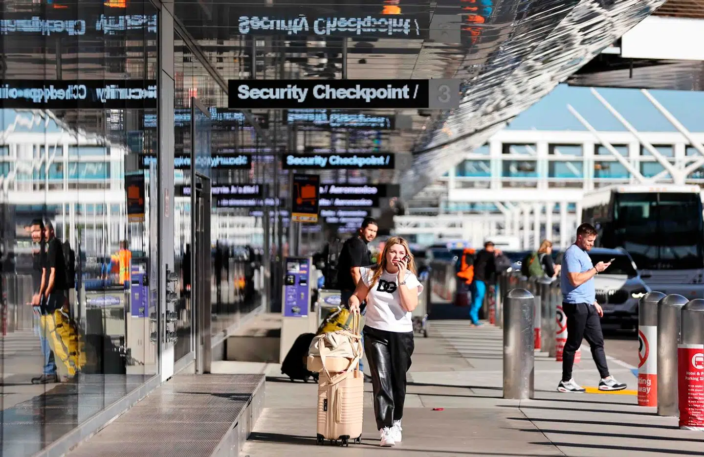 Først da manden nåede til LAX-lufthavnen i Los Angeles, blev det opdaget, at han hverken havde billet eller pas på sig.