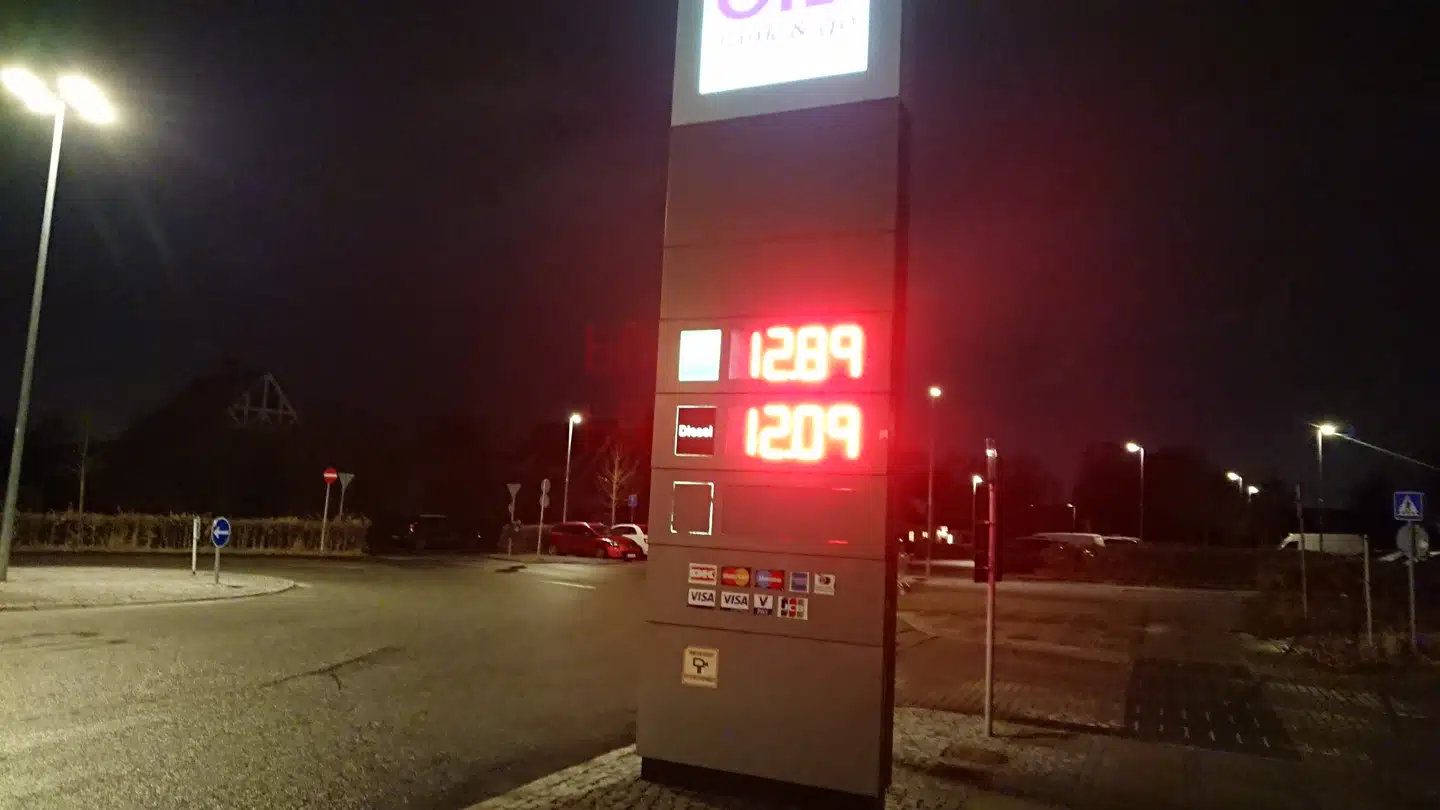 Benzinprisen lå onsdag morgen i nattemørket på 12,89 hos OIL! tank & go.