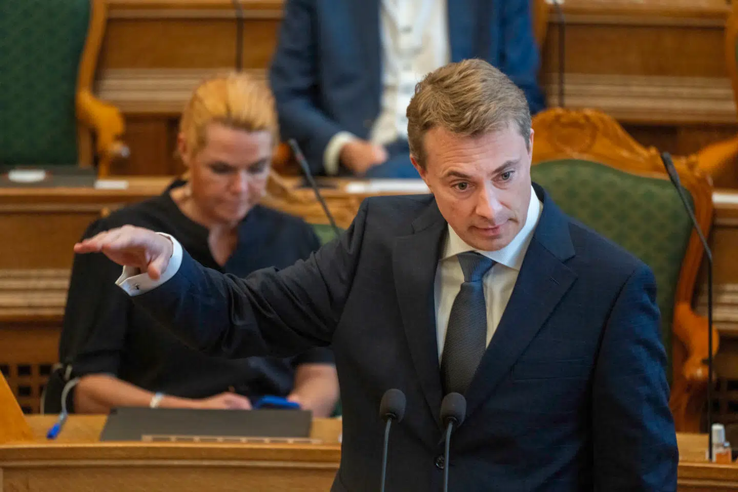 Det er partiformand Morten Messerschmidt (DF), der har stillet spørgsmålet til Christina Egelund.