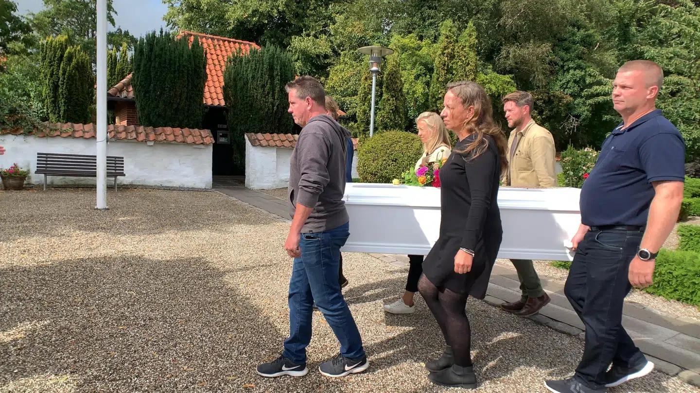 Sognepræst Sarah Auken efterlyst for en uge siden kistebærer til Carl-Johan Petersens kirke. Han blev løftet ud af kirken af to venner og fire fuldstændig fremmede.