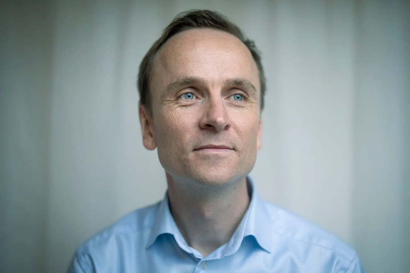 Kasper Bach er sprunget fra krævende job i IBM til at blive selvstændig ikke mindst for at komme til at arbejde færre timer. Han mener, at hele debatten om, hvor meget vi arbejder er alt for unuanceret. Han mener, at vi i stedet skal fokuserer på, hvor effektiv vi er, når vi arbejder og ikke mindst hvorfor mange gerne vil arbejde mindre.