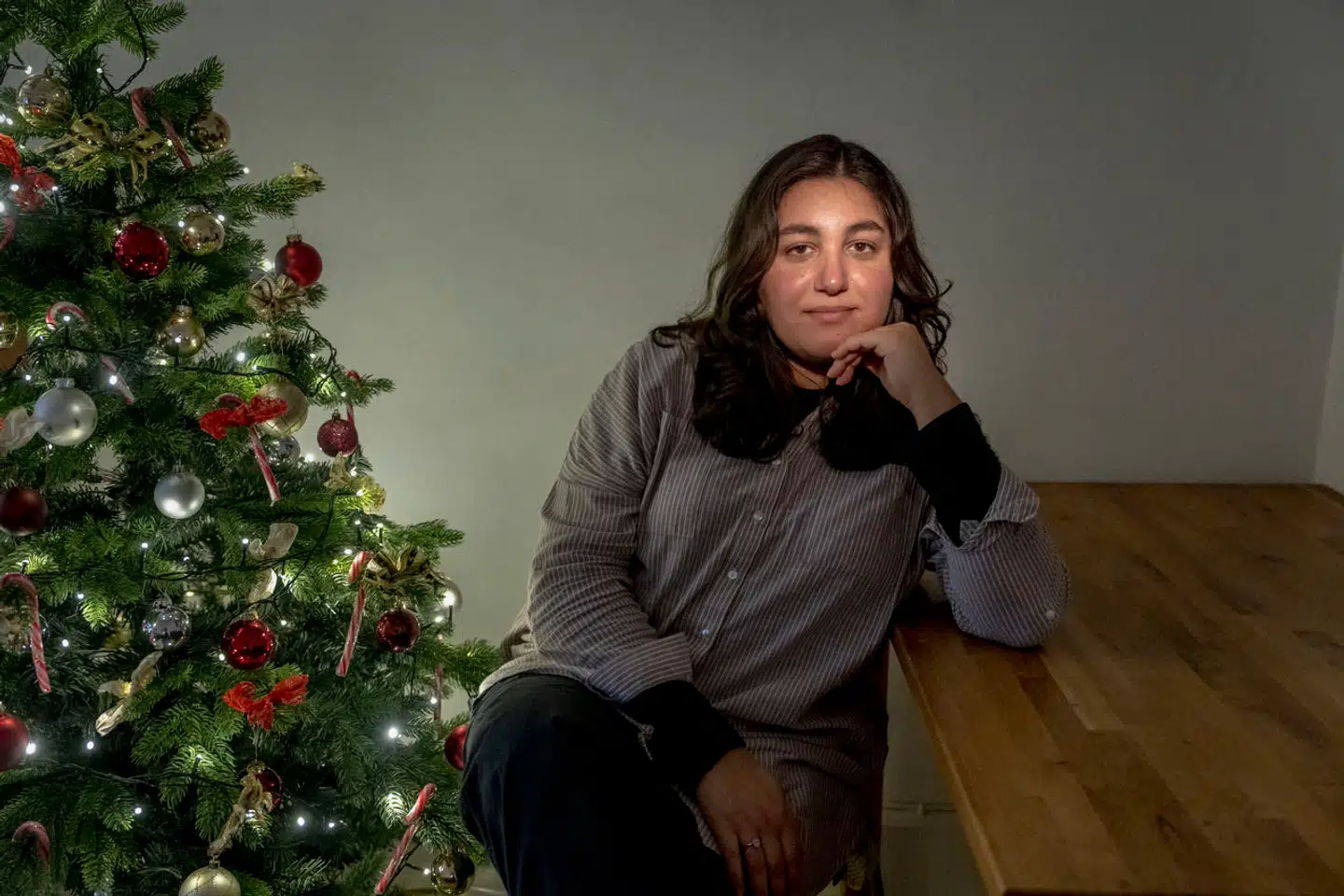 30 årige dansk-palæstinensiske Riam Mirah føler sig for første gang fremmedgjort, mistænkeliggjort og urepræsenteret i sit eget hjemland, Danmark.