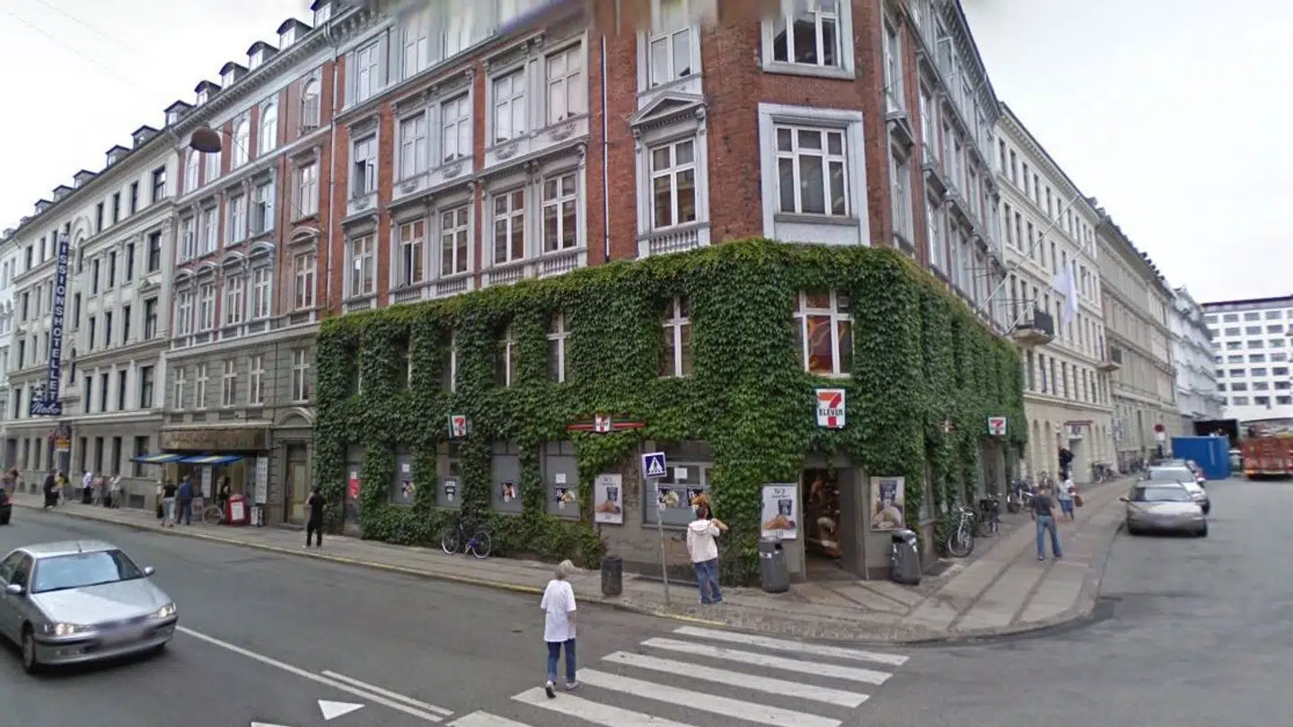 Ekspedienten blev slået ned med en whiskyflaske foran 7-Eleven-kiosken i Istedgade på Vesterbro i København.